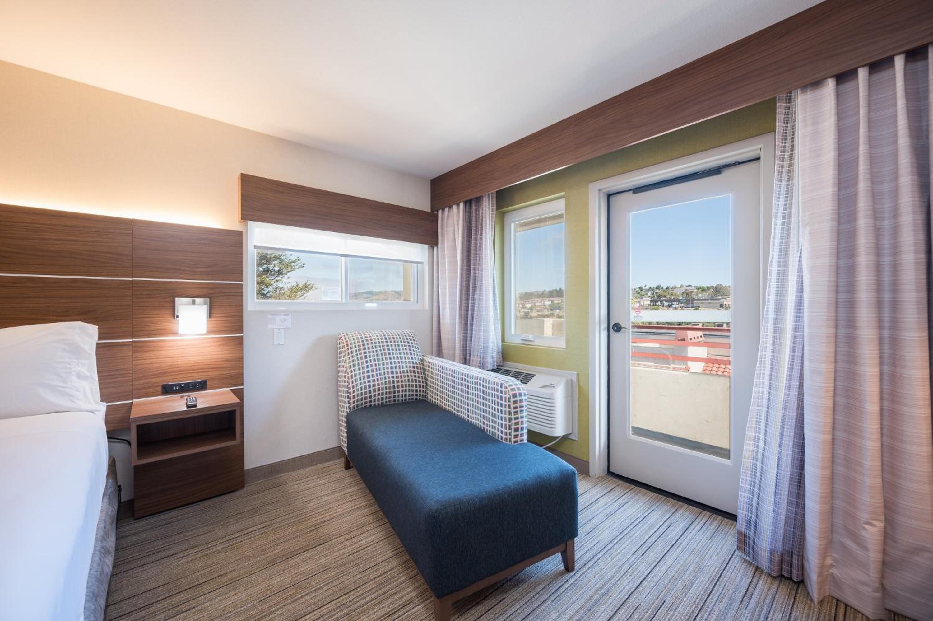 Standard King Room with Mobility Accessible Tub - Photo 3