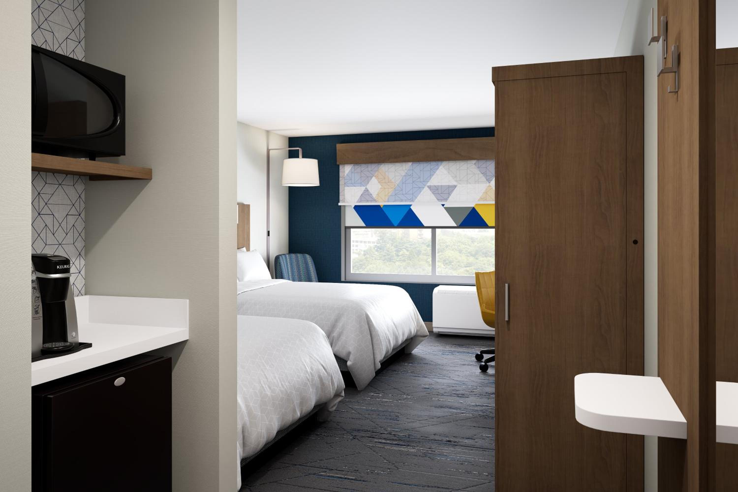 Standard Queen Room with Two Queen Beds - Photo 3