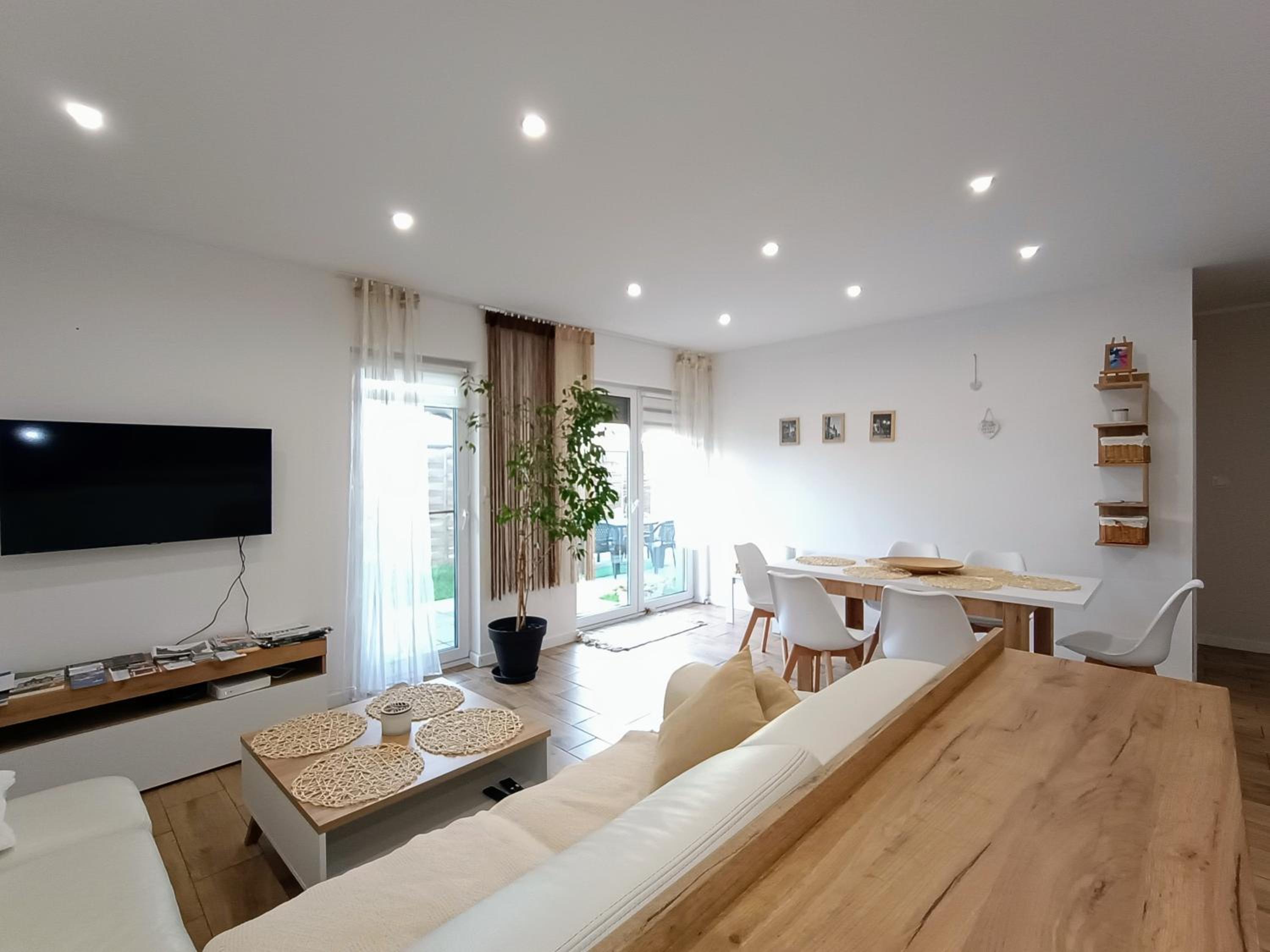 Apartment with Terrace - Photo 13