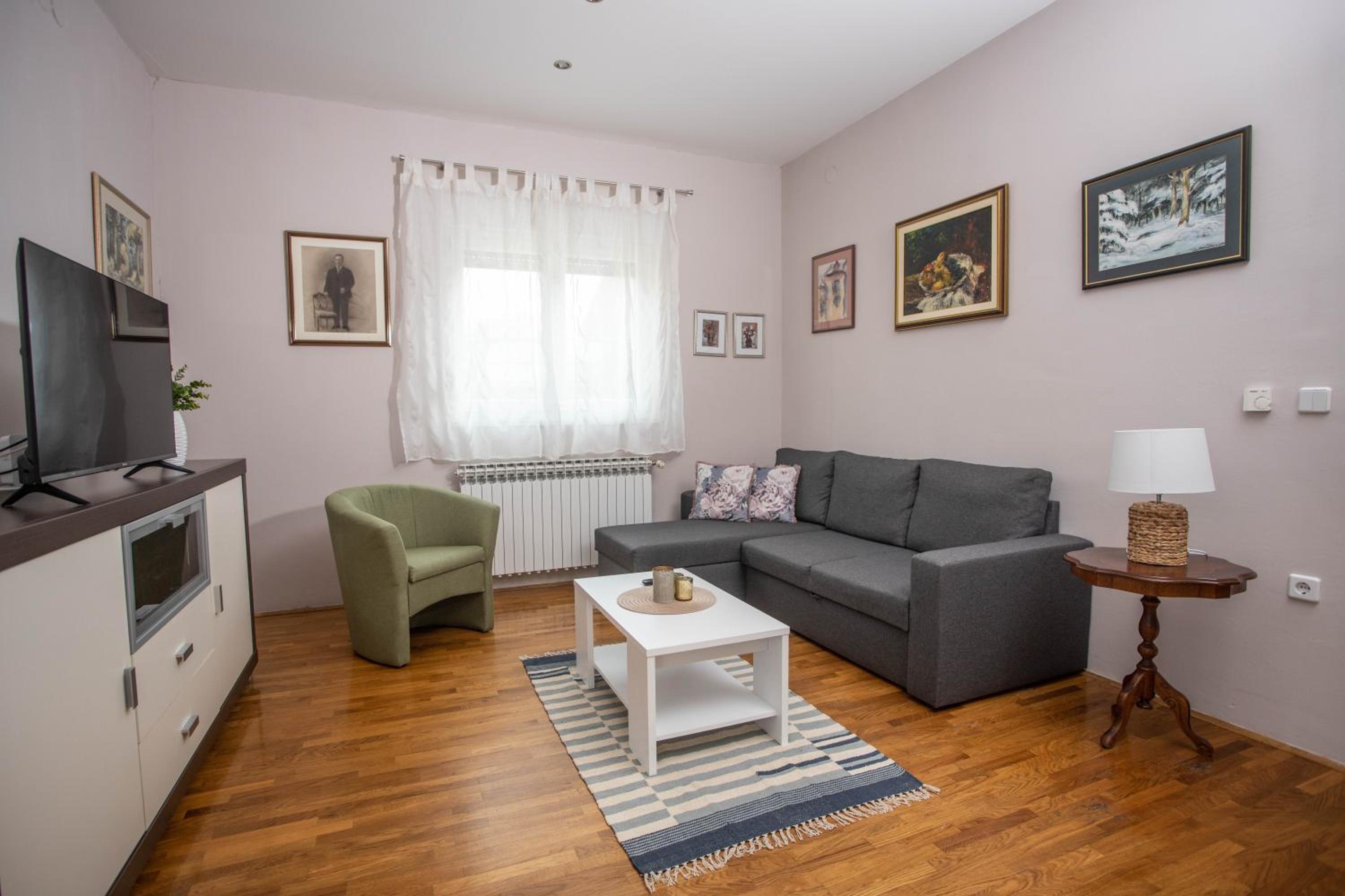 One-Bedroom Apartment - Photo 8