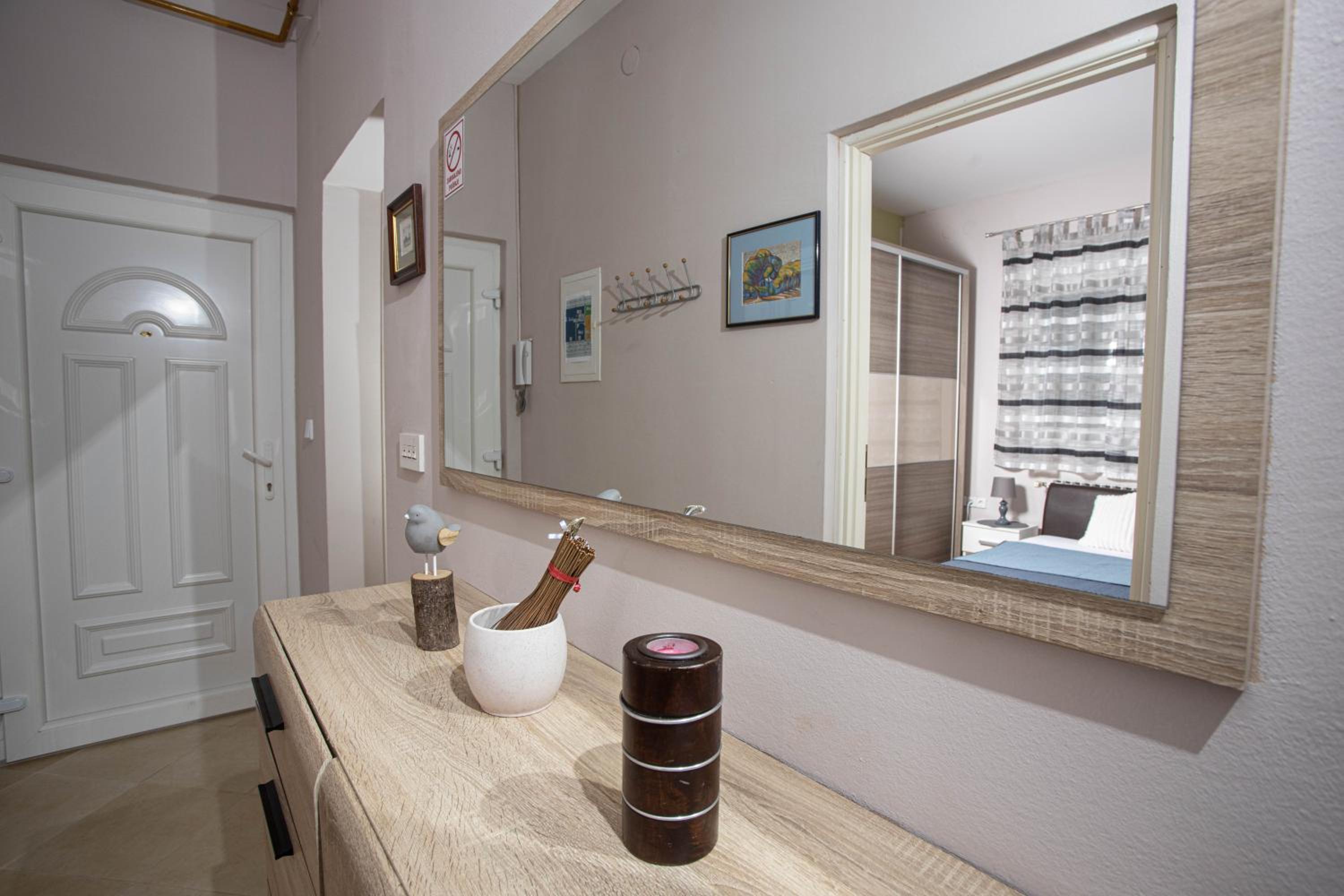 One-Bedroom Apartment - Photo 3