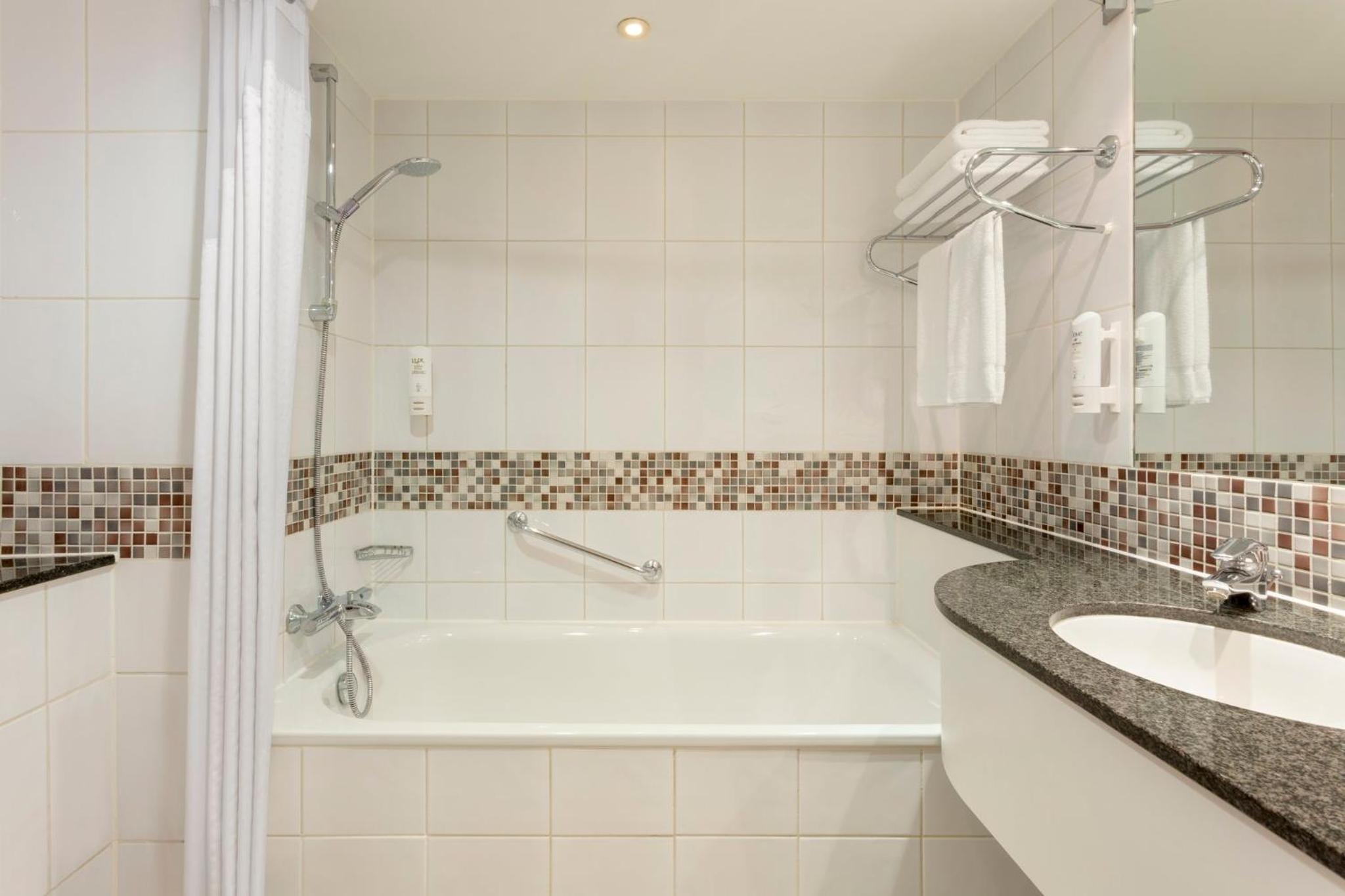Standard Queen Room - Photo 23