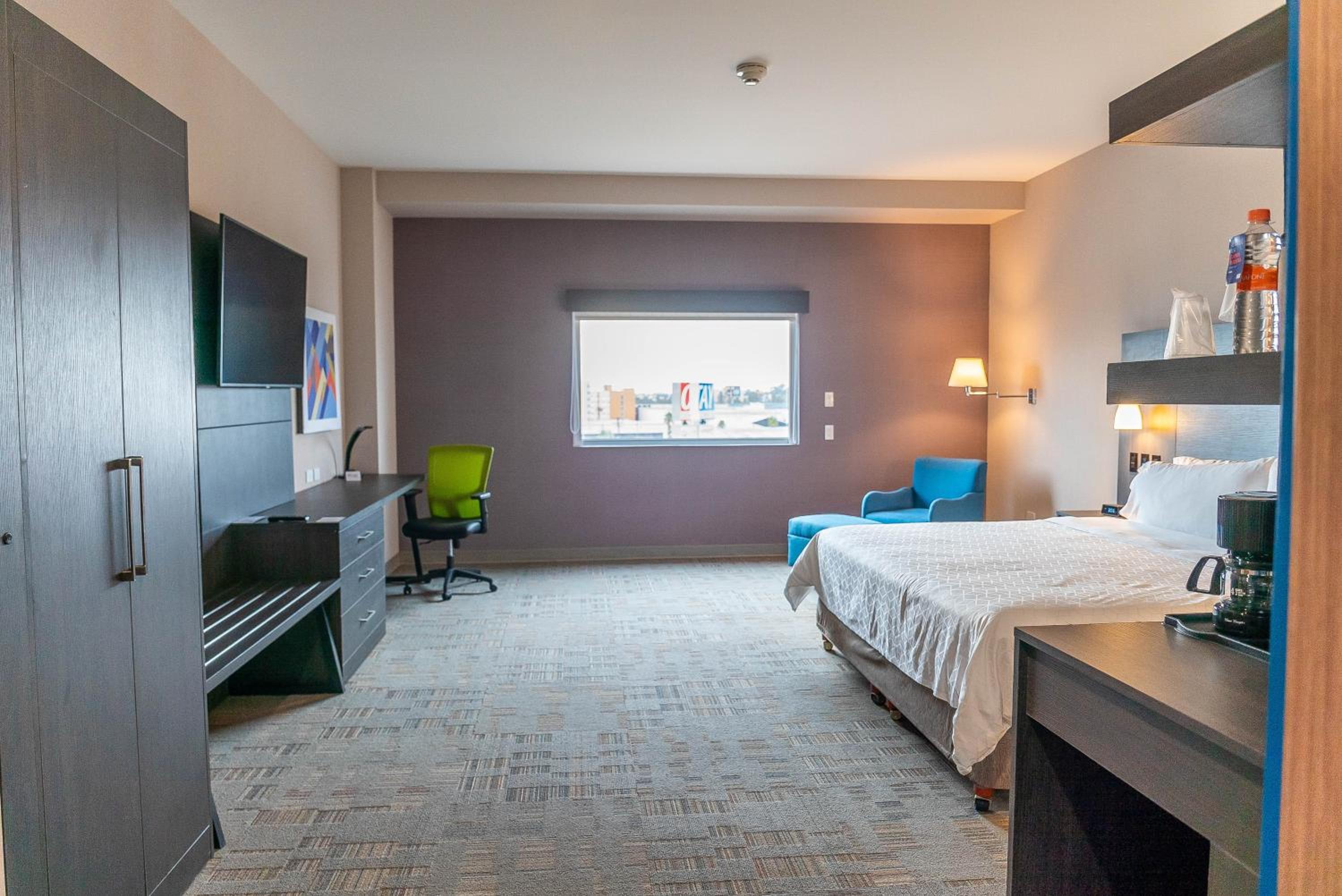 Standard King Room - Accessible - Photo 6