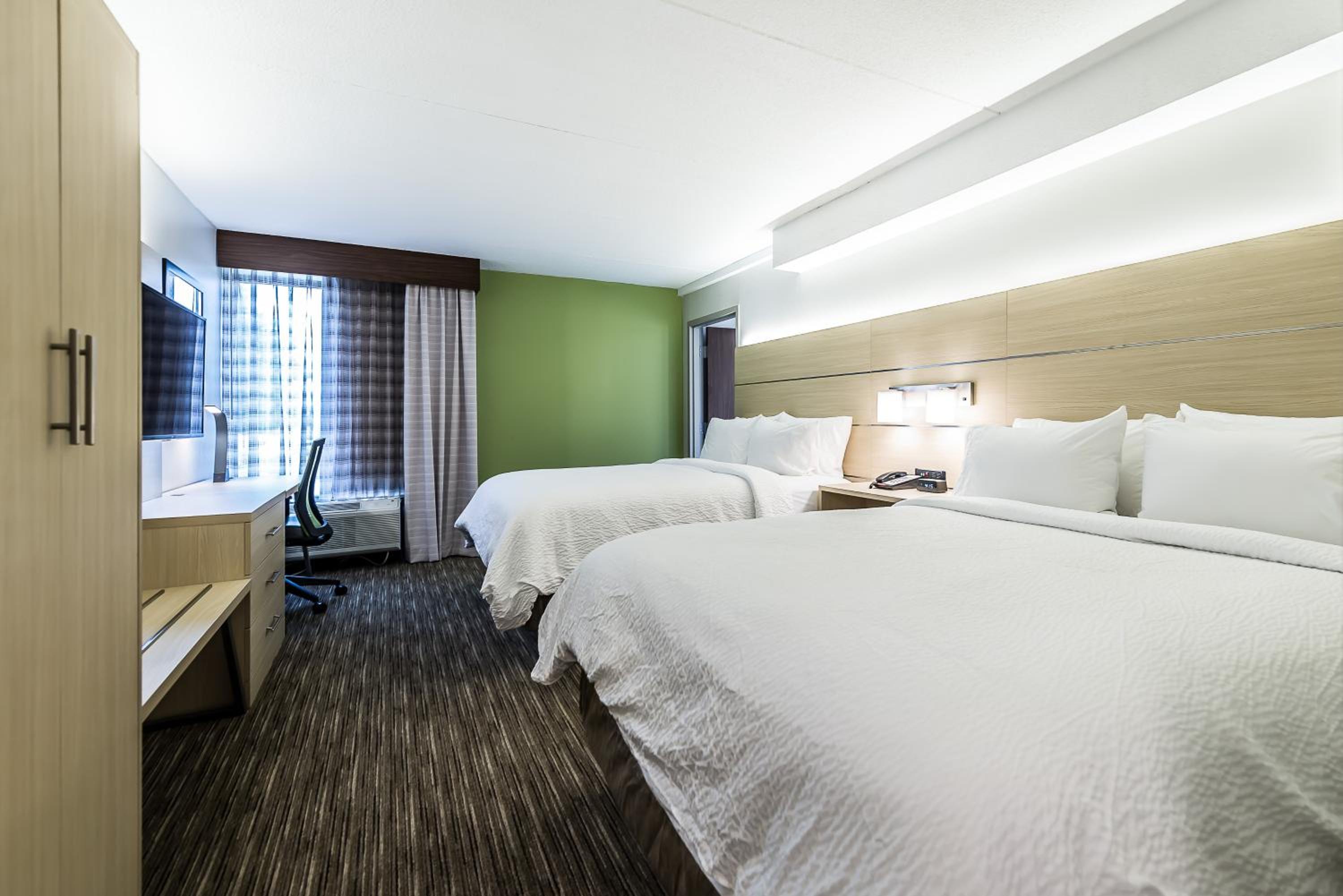 Standard Queen Room with Two Queen Beds - Photo 27