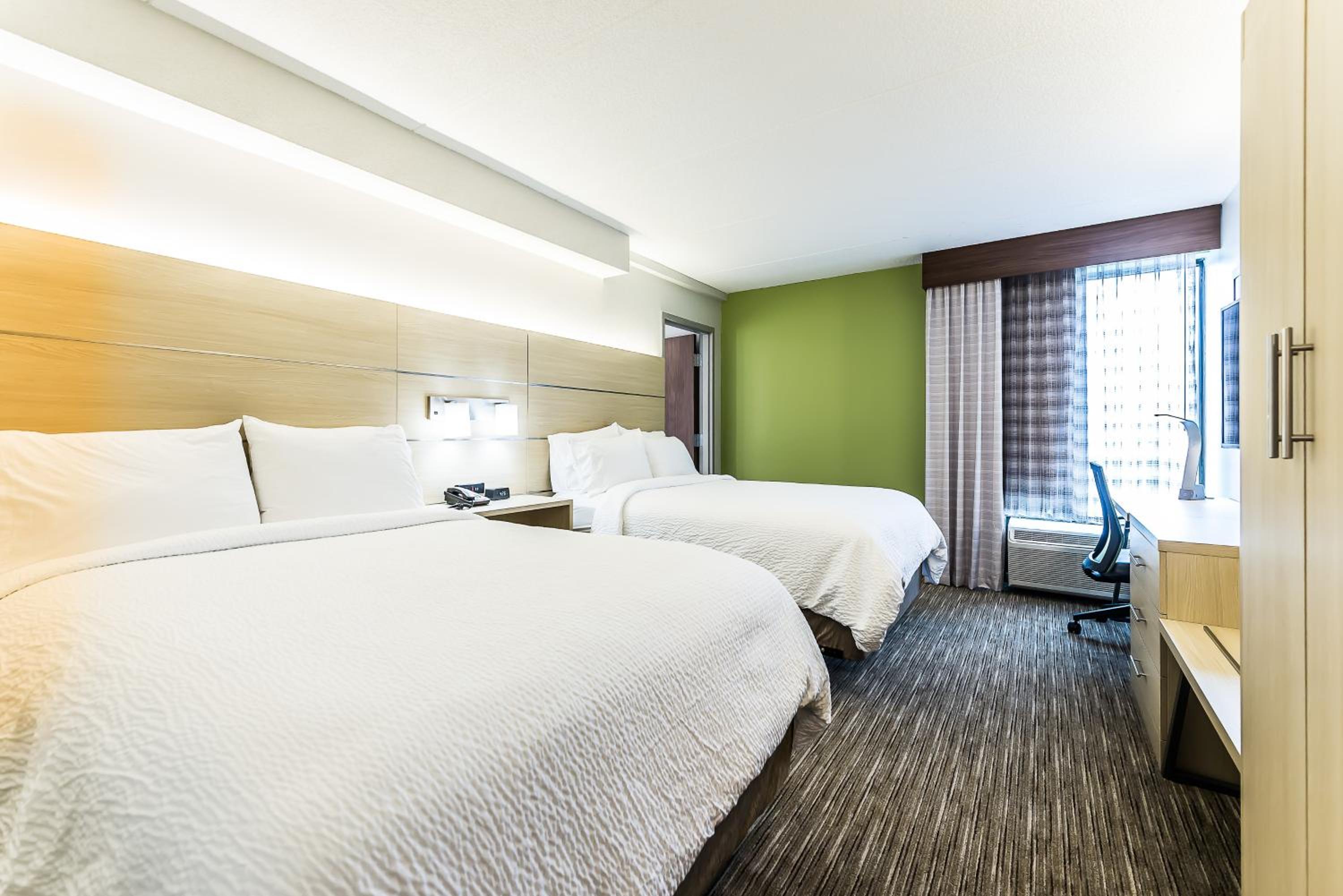 Standard Queen Room with Two Queen Beds - Photo 28