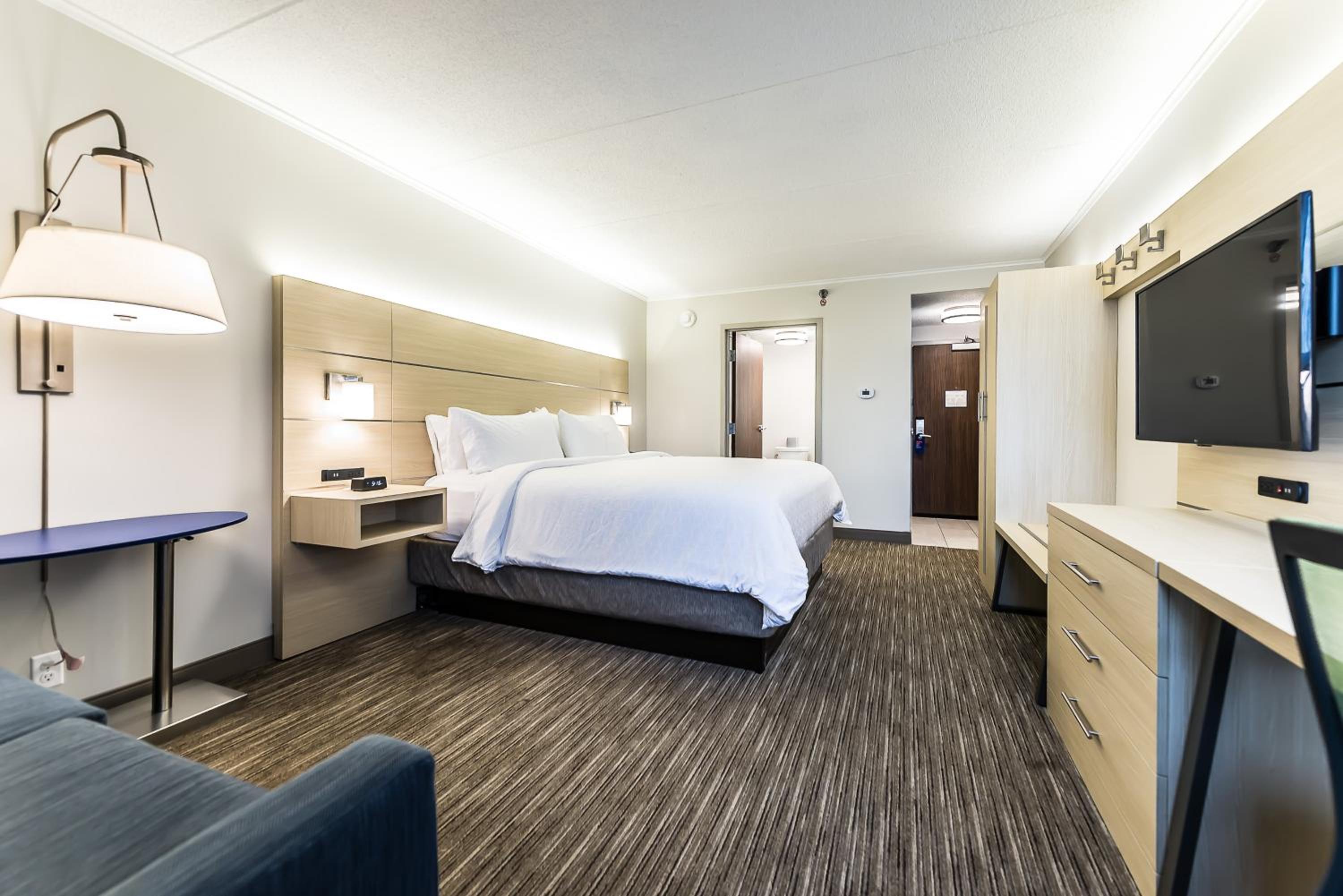 Standard King Room with Sofa Bed - Photo 18