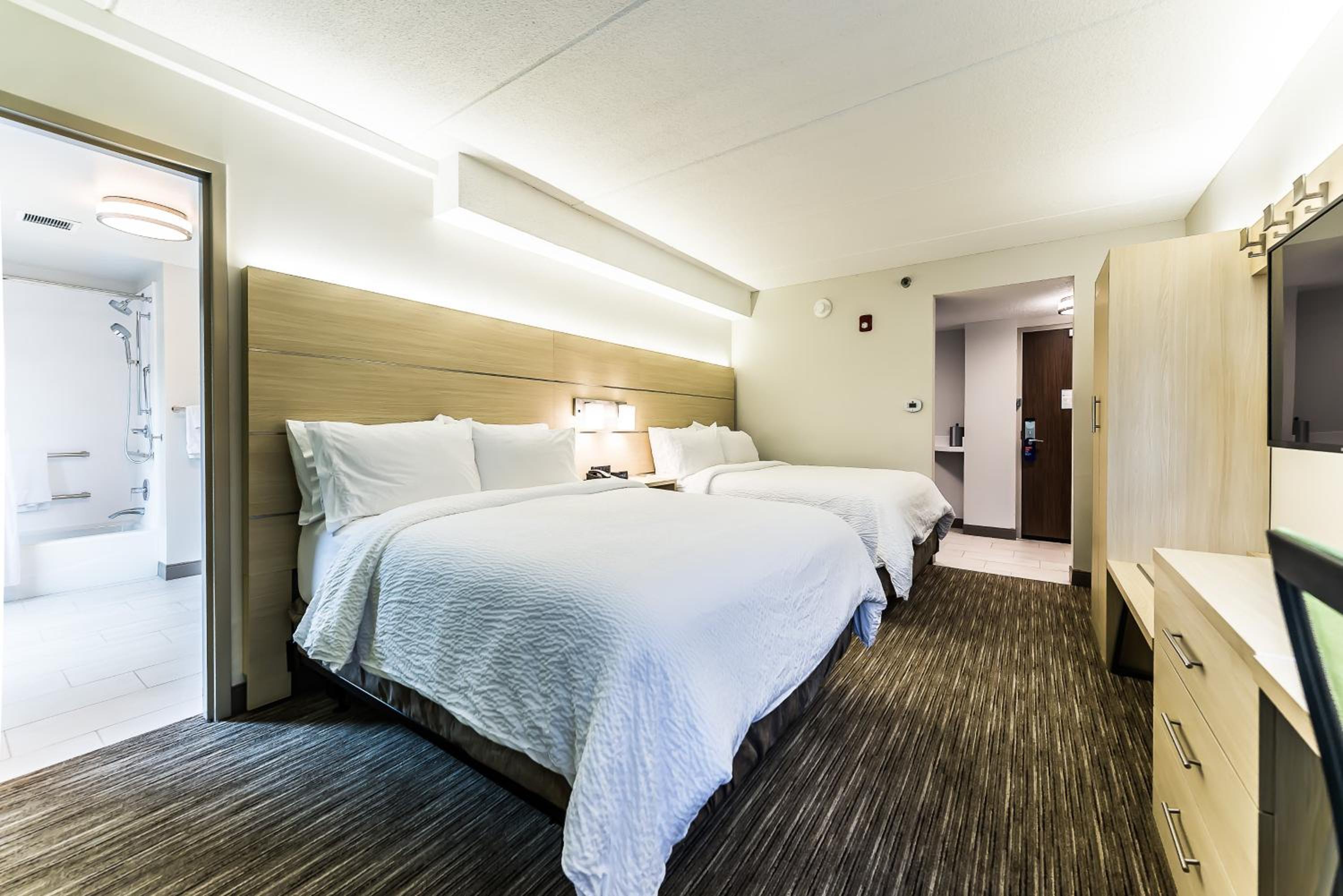 Standard Queen Room with Two Queen Beds - Photo 23