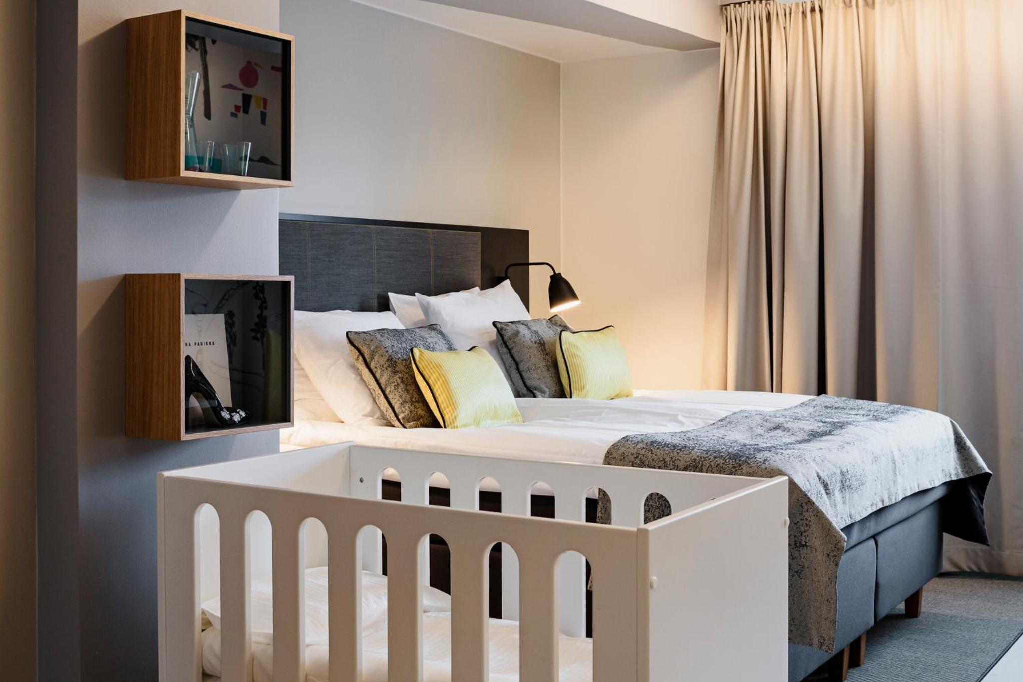 Standard King Room thumbnail 6