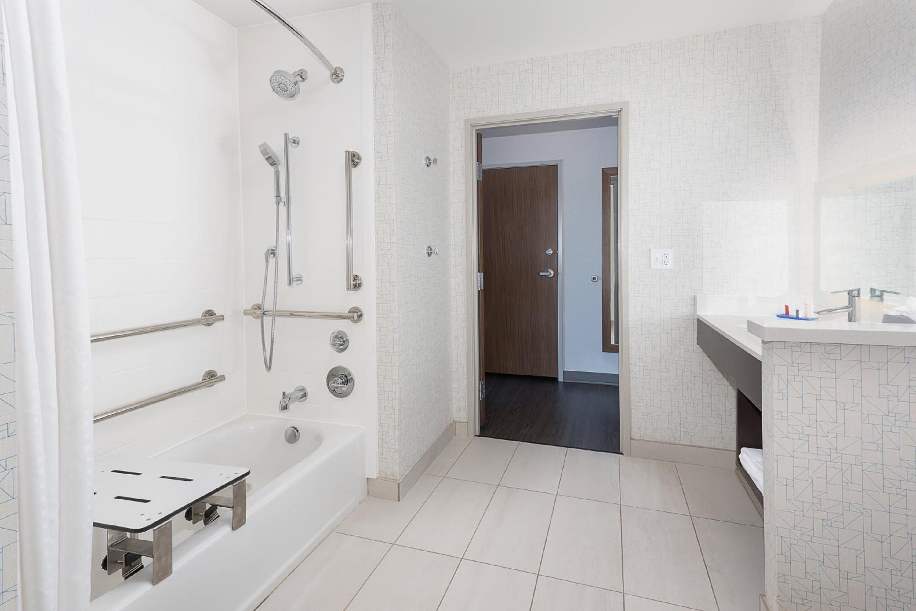 Standard Queen Room with Two Queen Beds and Mobility Accessible Tub - Photo 5