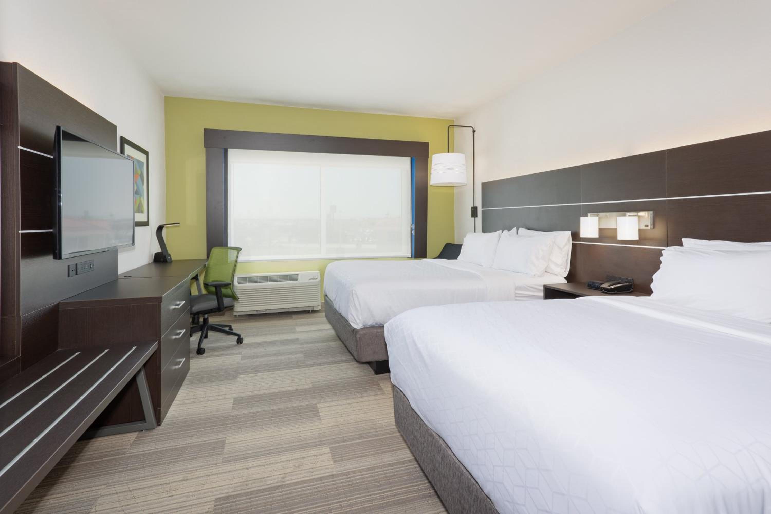 Standard Queen Room with Two Queen Beds - Photo 2