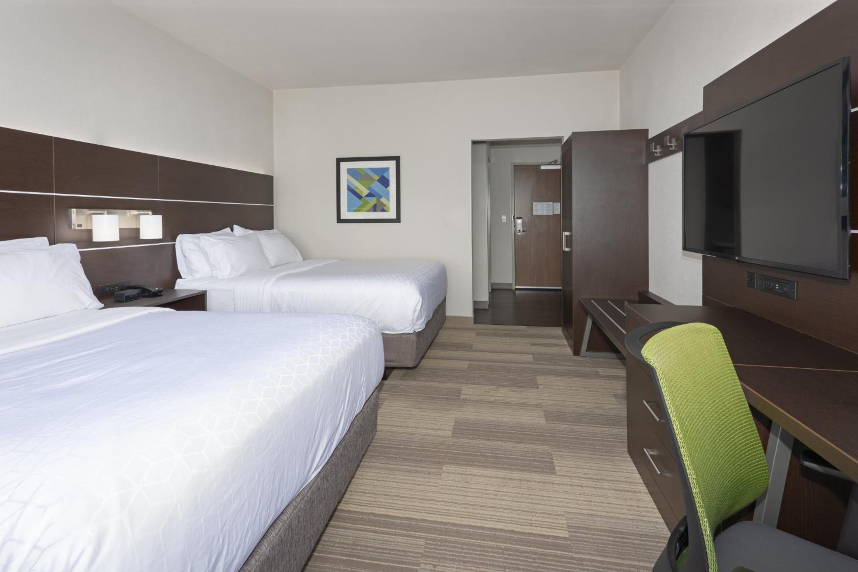 Standard Queen Room with Two Queen Beds - Photo 3