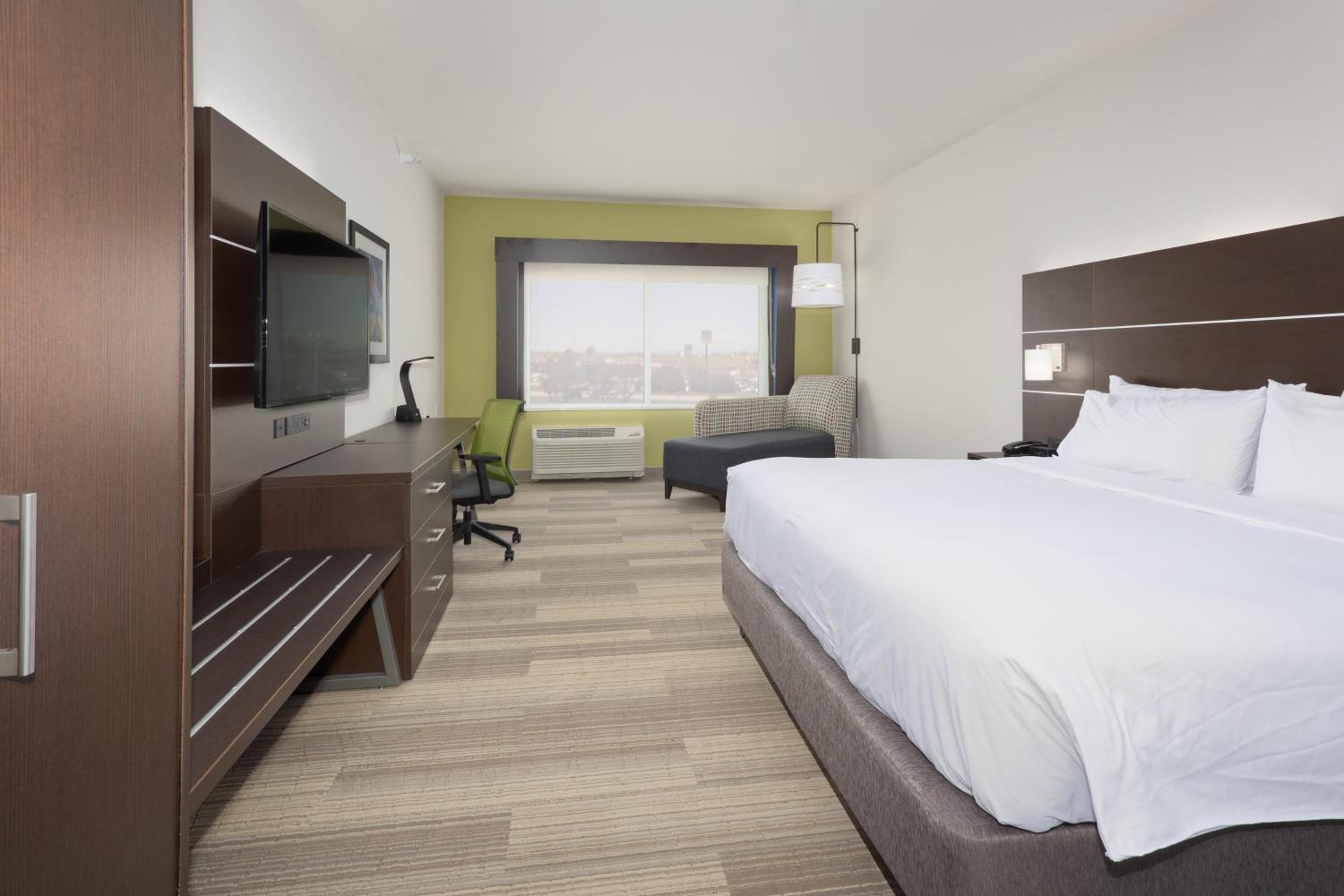 Standard King Room - Photo 5