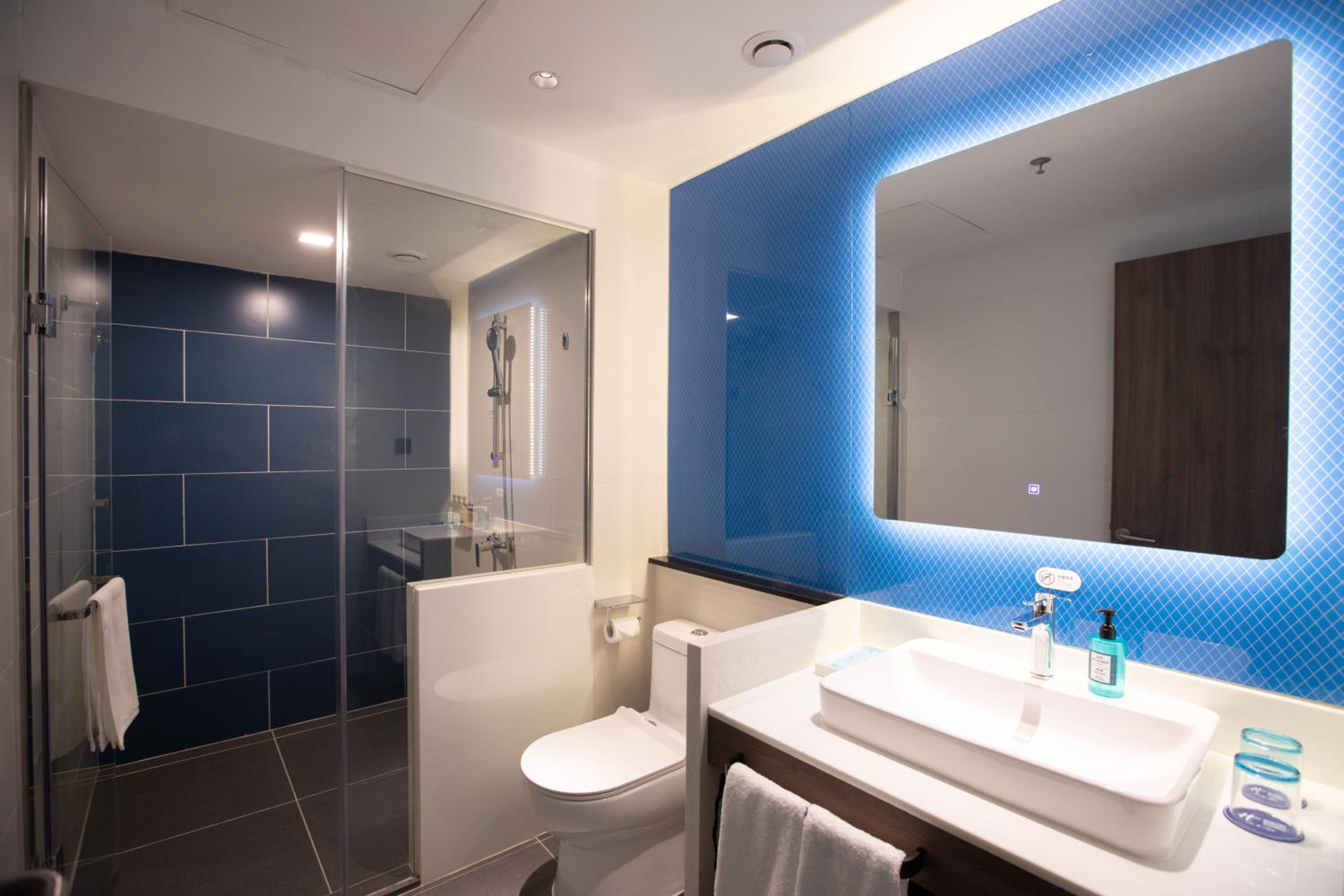 Standard King Room with Extra Floor Space - Photo 2