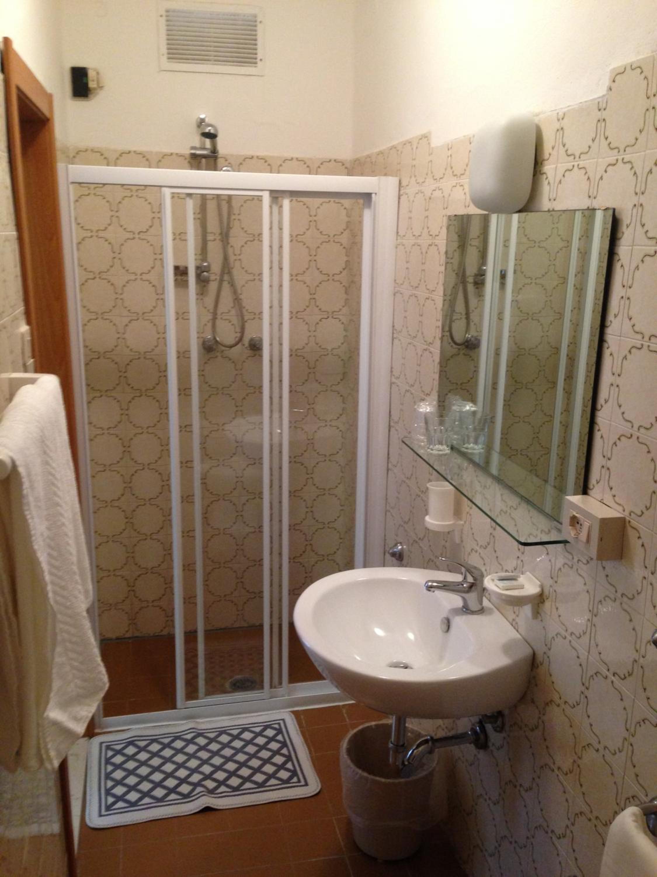 Economy Quadruple Room - Photo 7