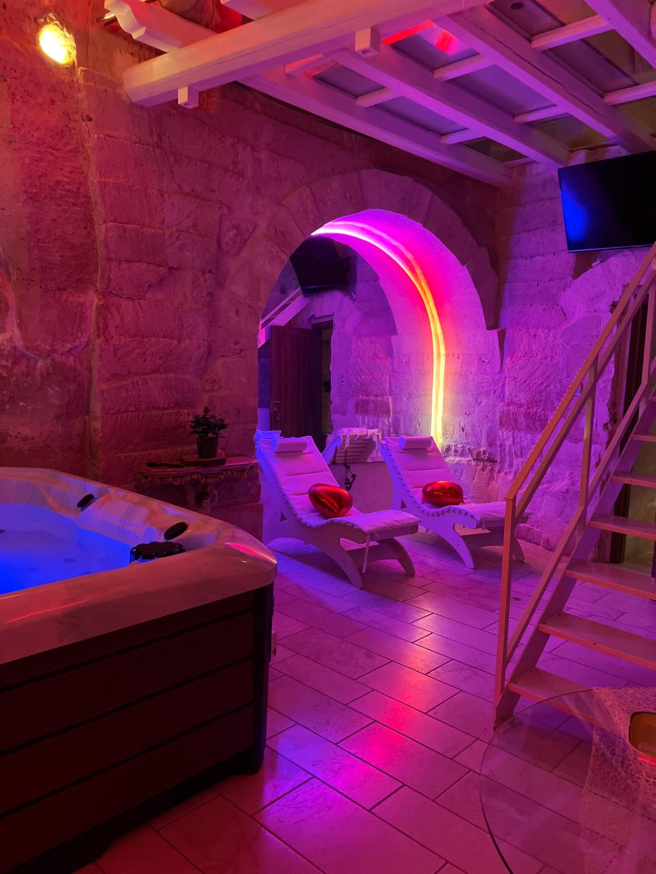 Suite with Spa Access - Photo 7