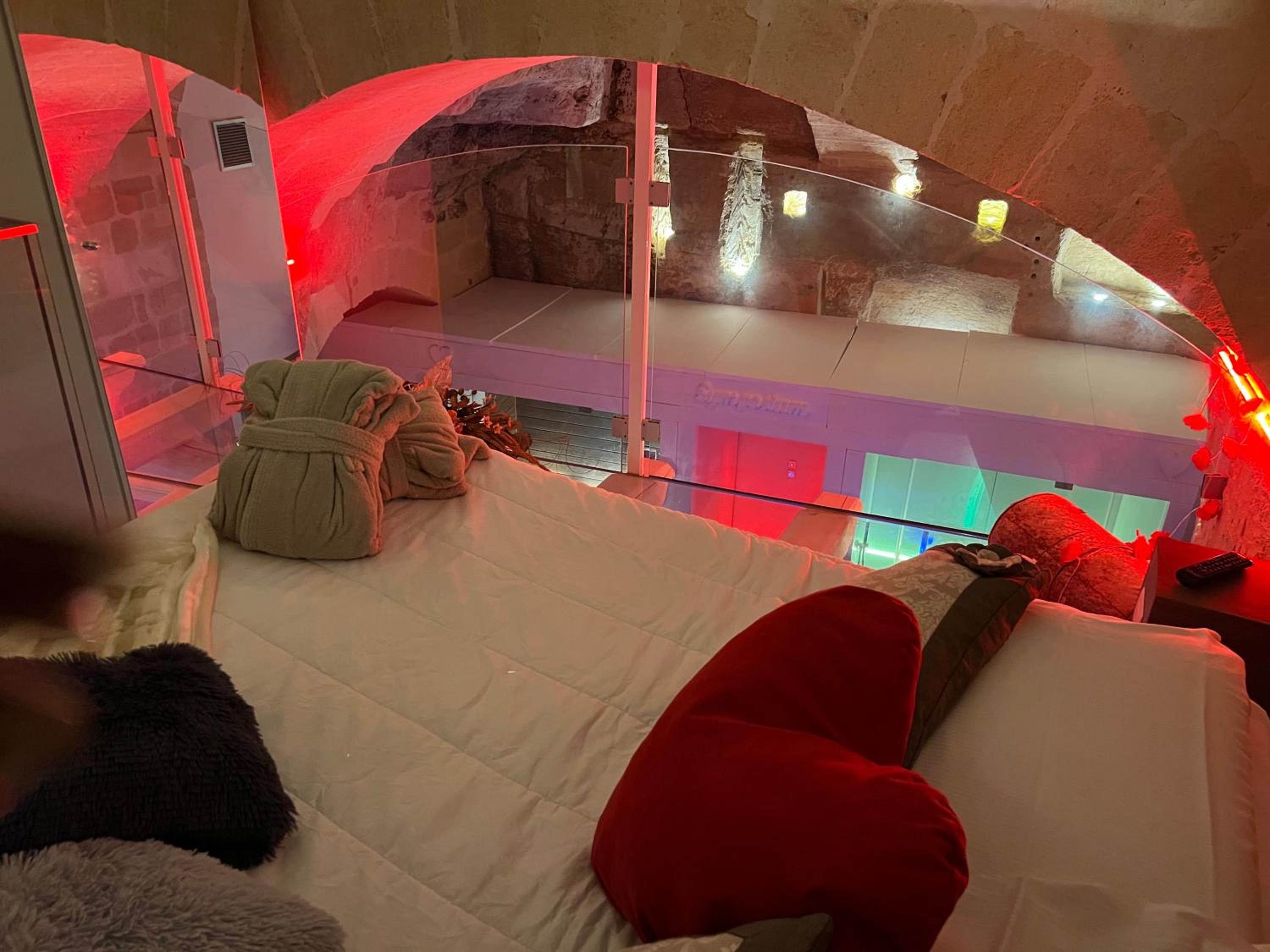 Suite with Spa Access - Photo 5