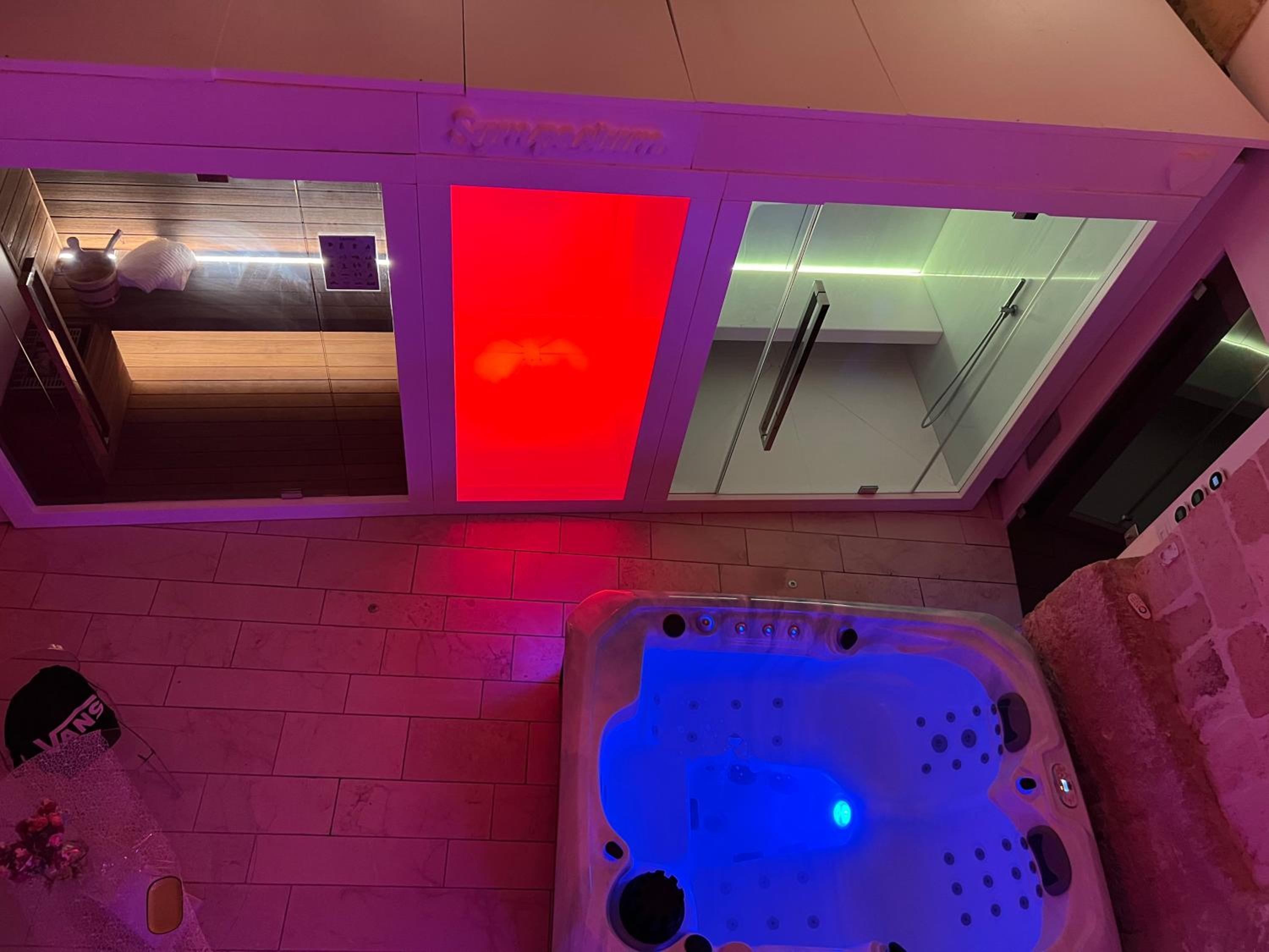 Suite with Spa Access - Photo 4