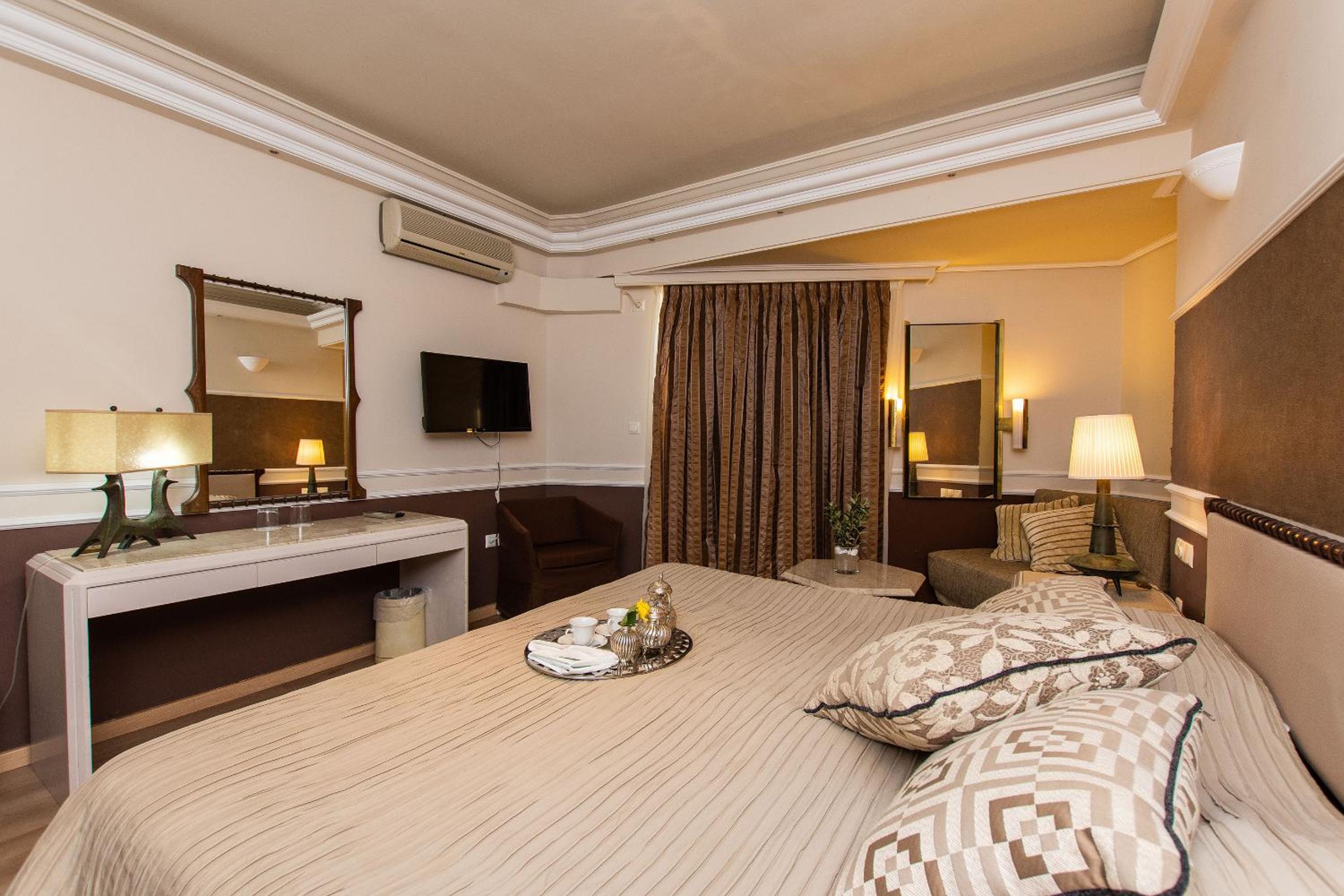 Double or Twin Room with Pool View photo 2