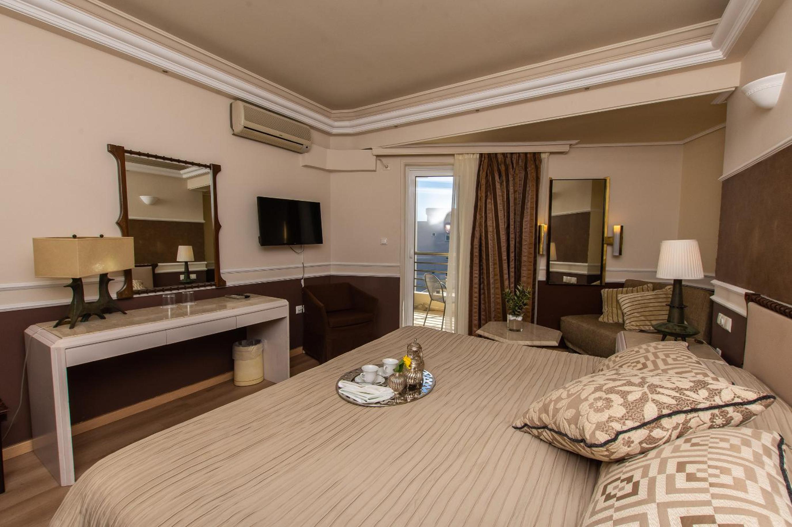 Double or Twin Room with Pool View photo 3