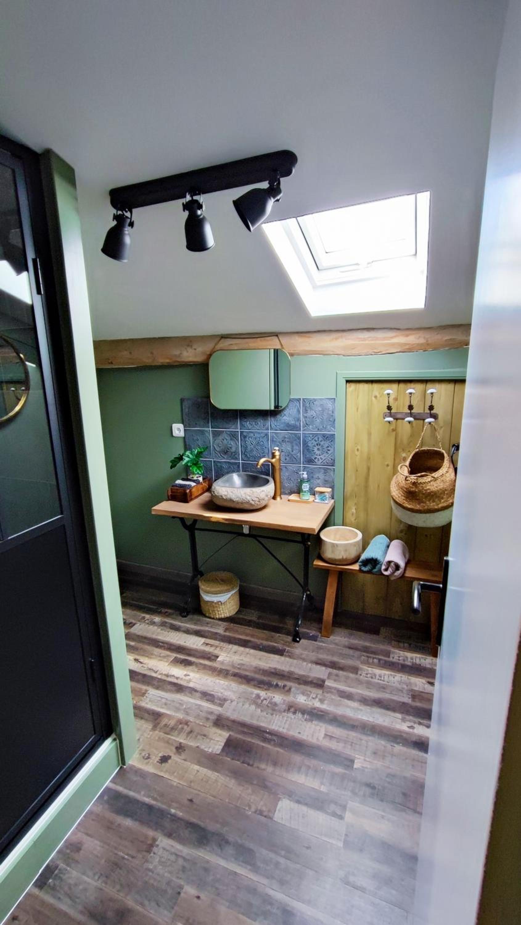 Deluxe Double Room (2 Adults + 1 Child) - Photo 1