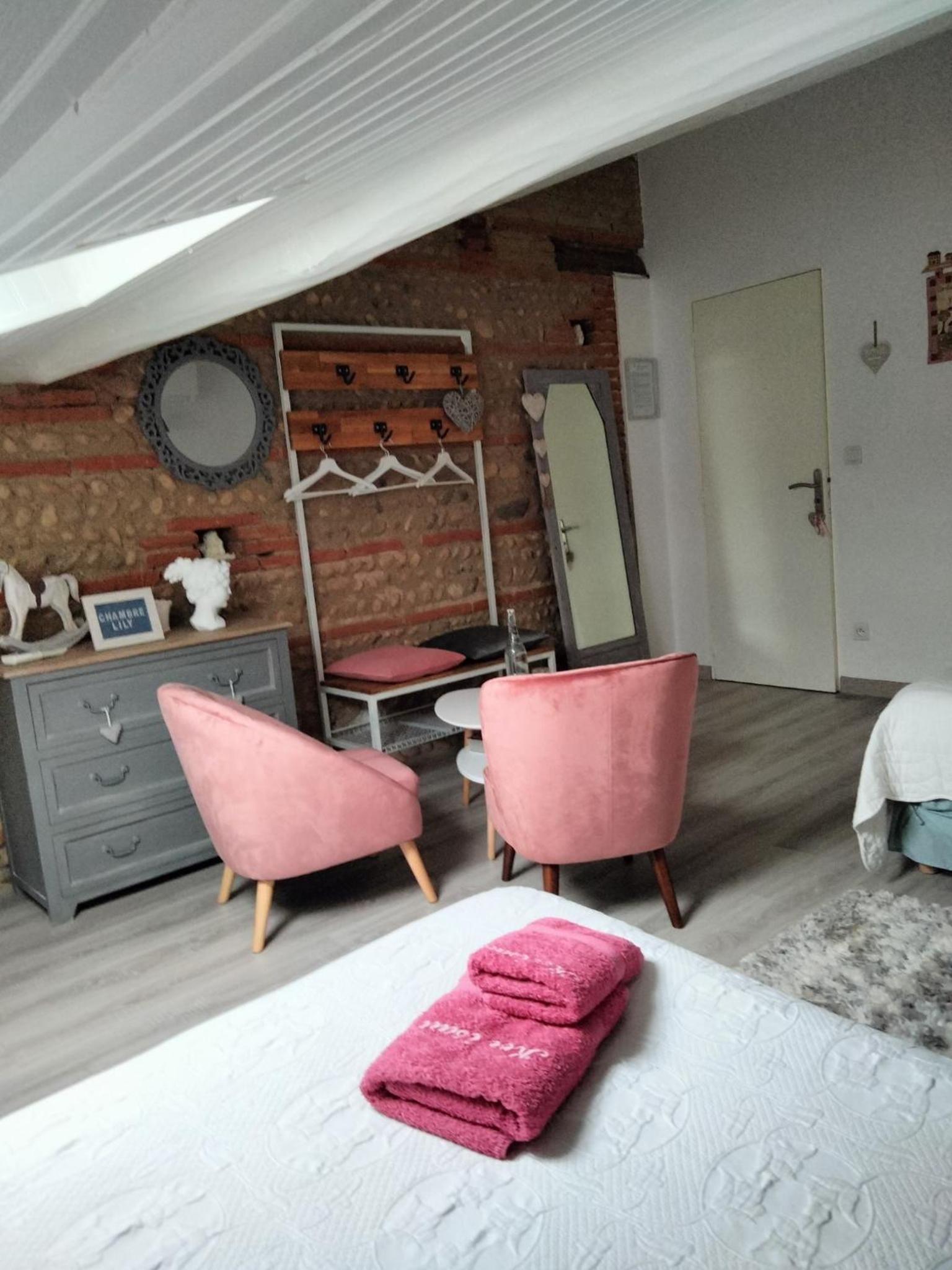 Deluxe Room (2 Adults + 1 Child) - Photo 3