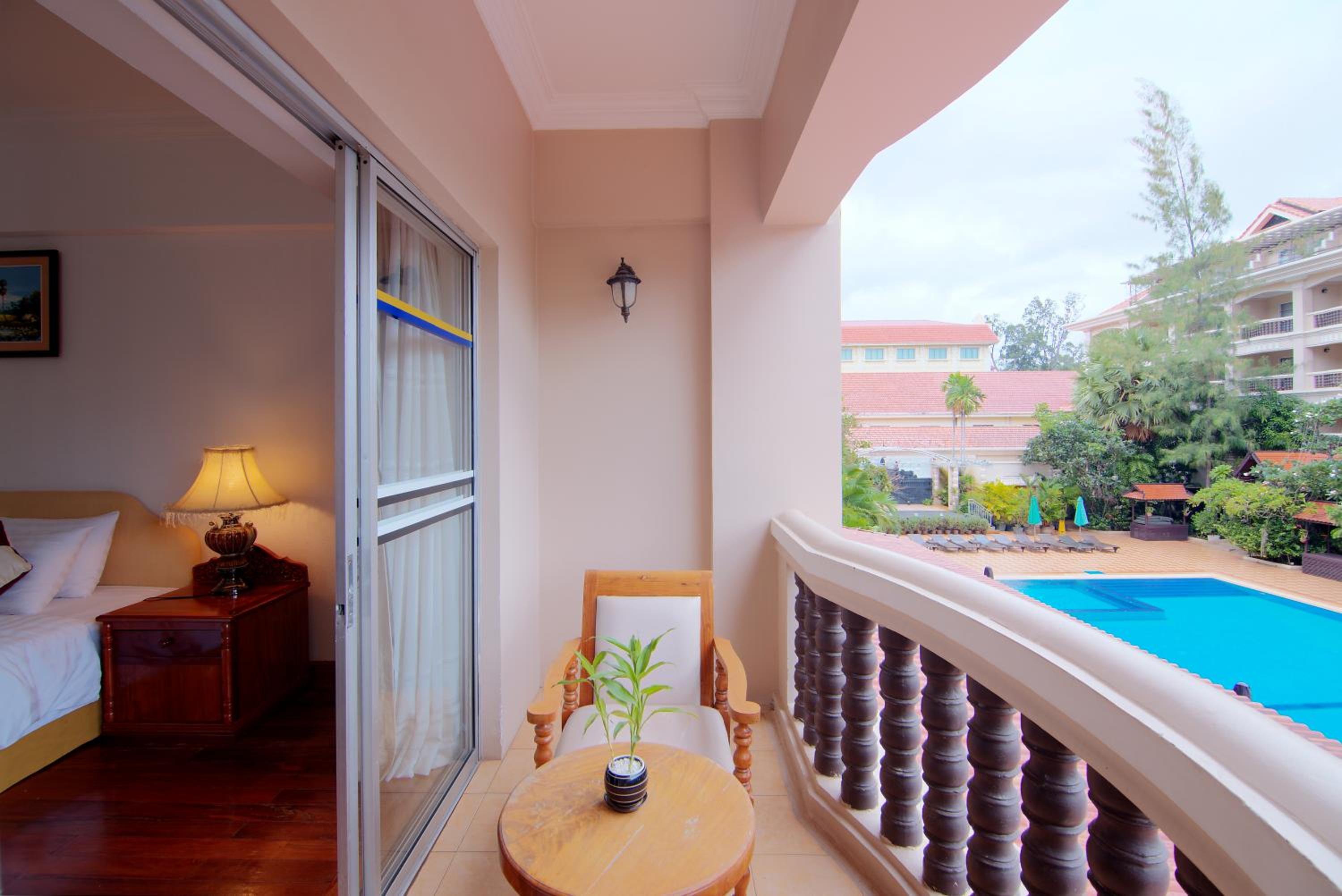 Deluxe Double Pool View Room - Photo 9