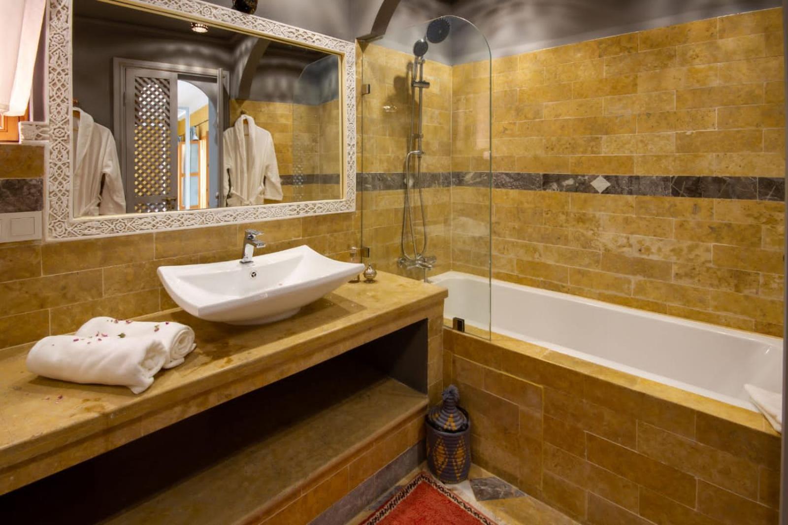 Deluxe King Room - Photo 11
