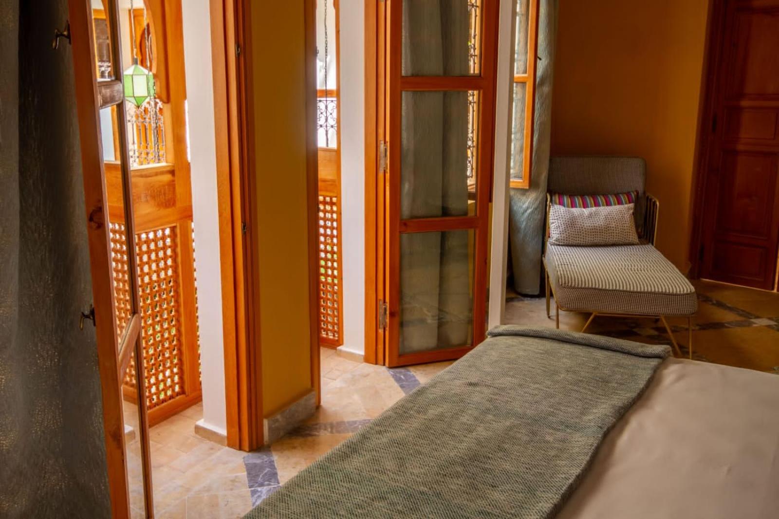 Deluxe King Room - Photo 2