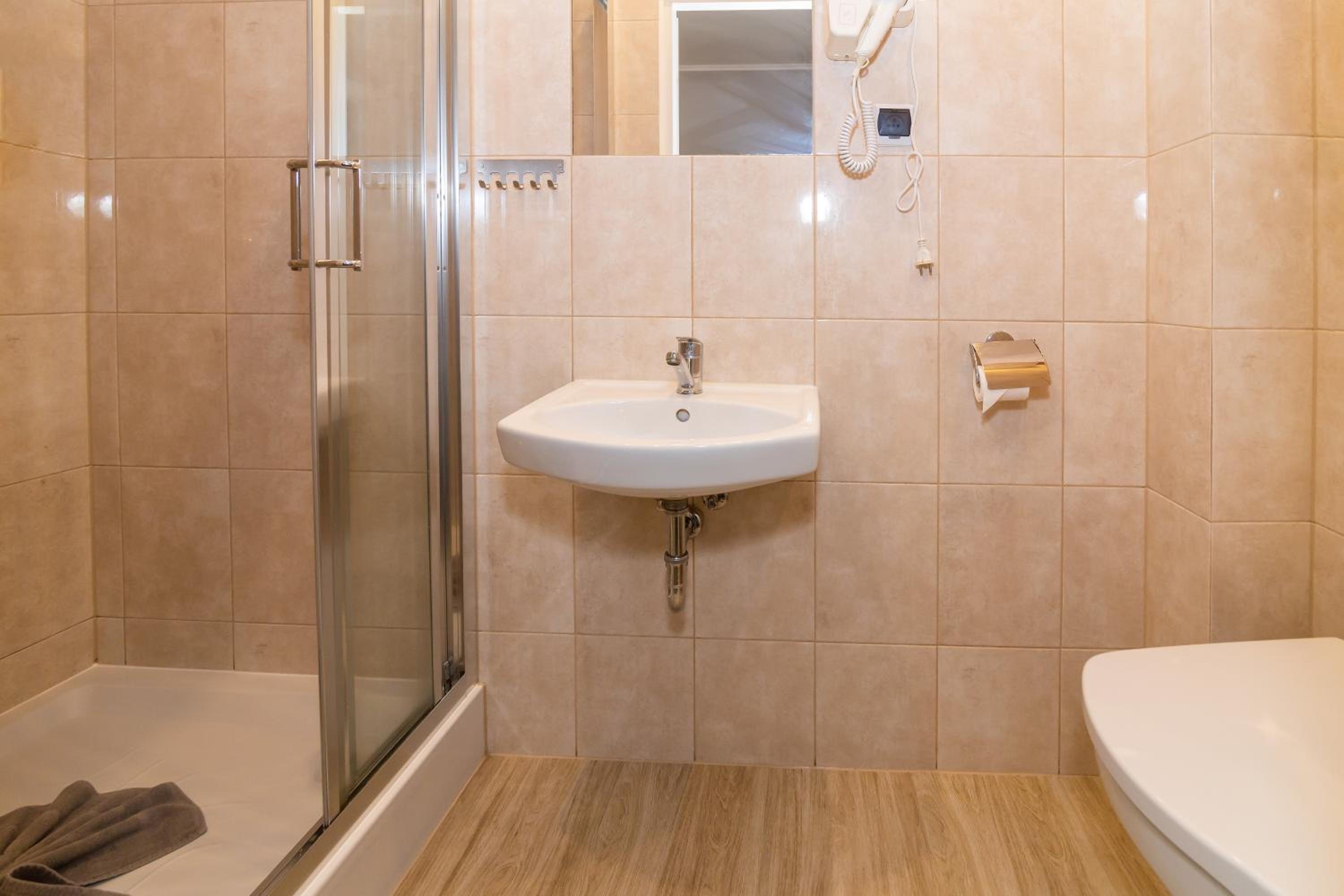 Small Double Room - Photo 3