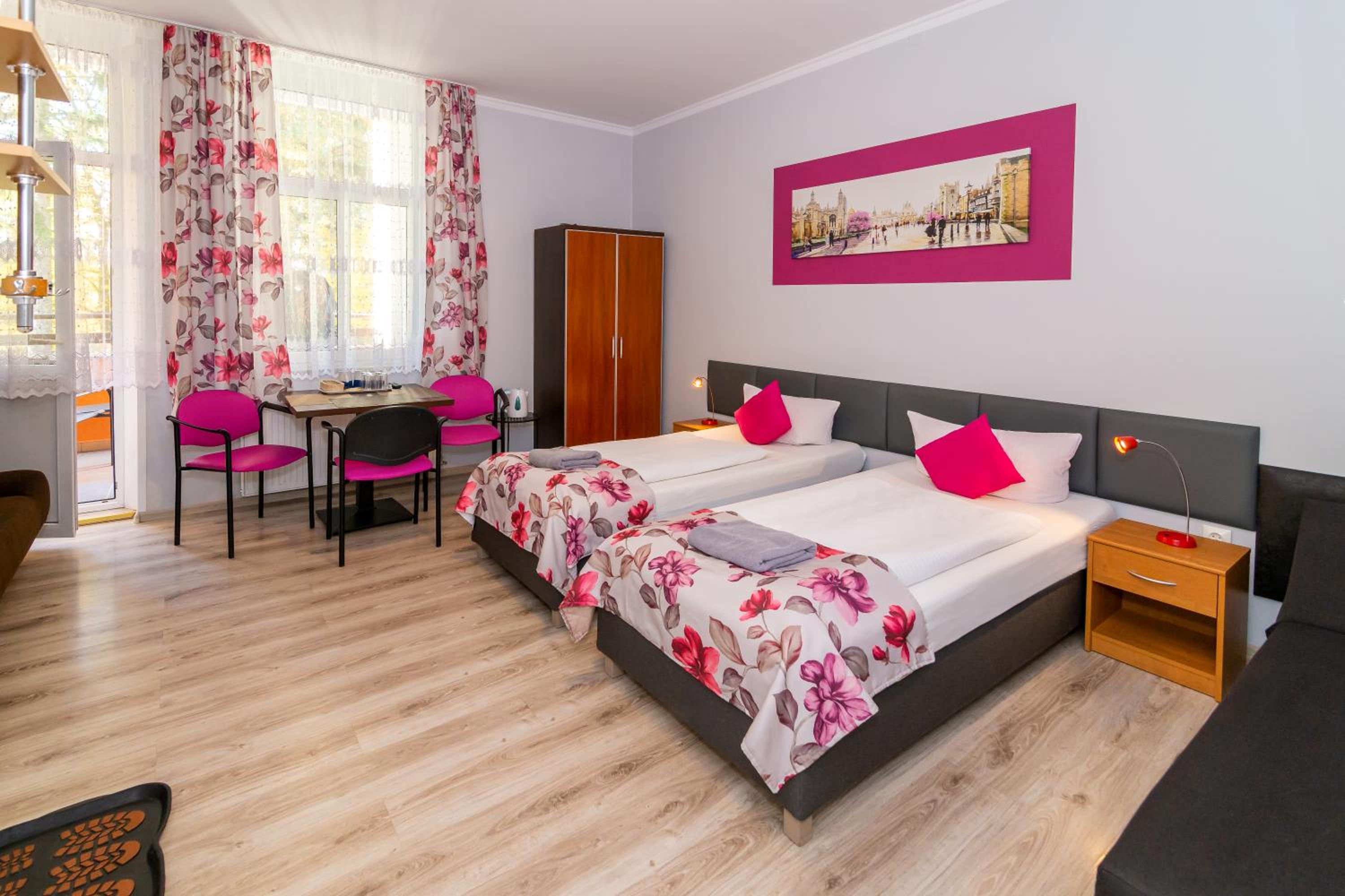Quadruple Room with Balcony - Photo 3