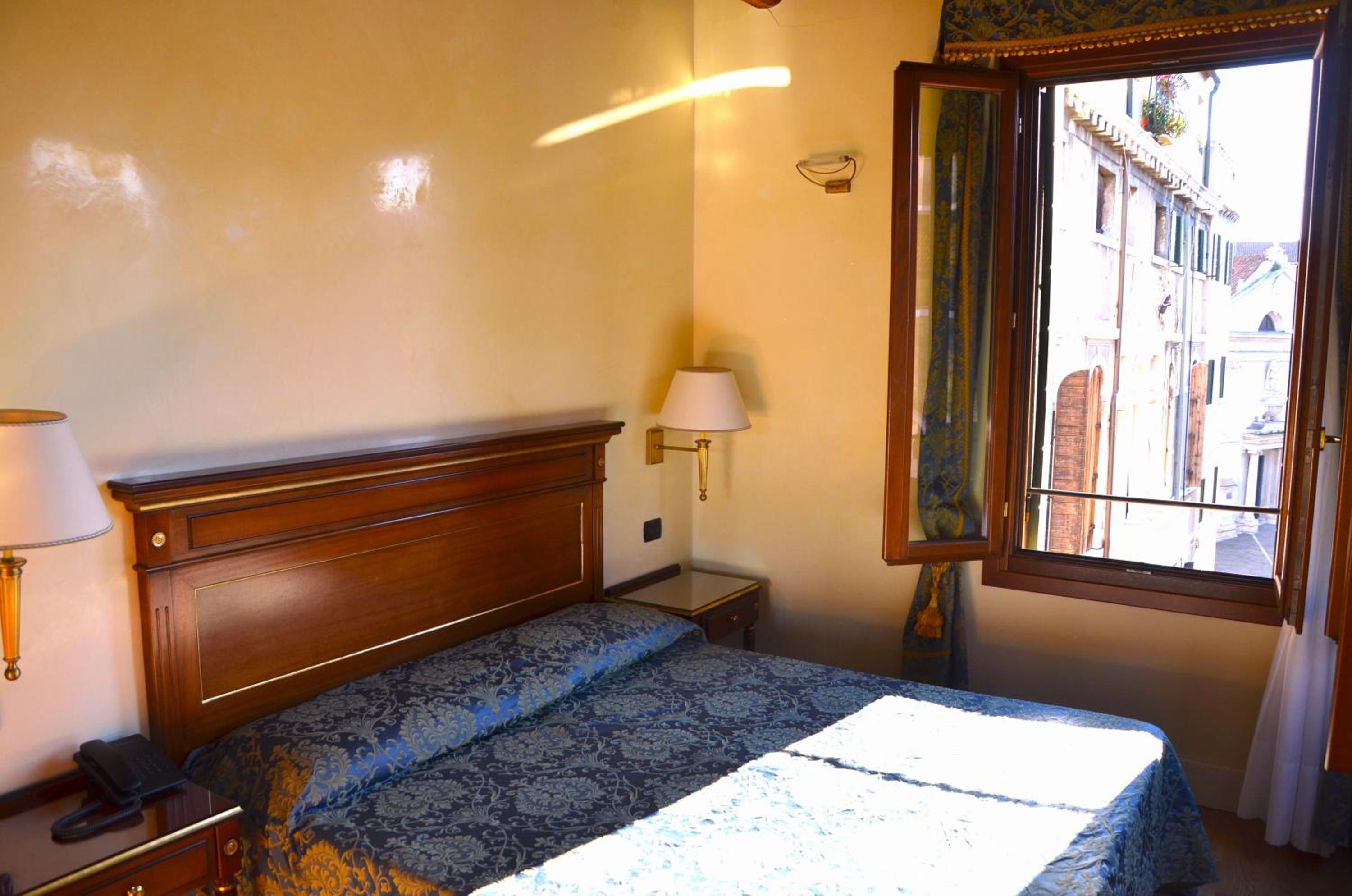Deluxe Double Room with Canal View photo 2