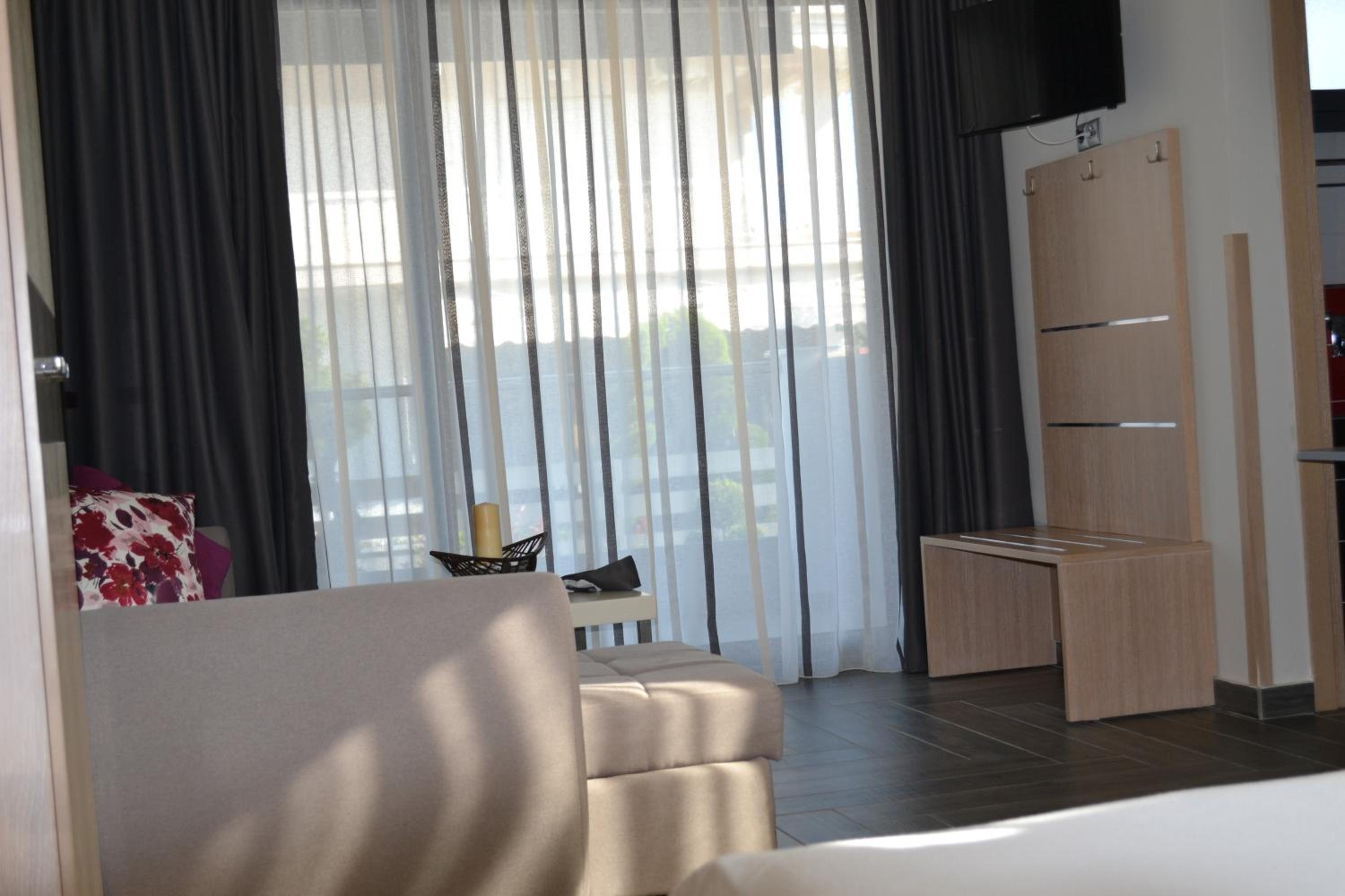 Suite with Garden View - Free Car Parking Spot - Photo 1