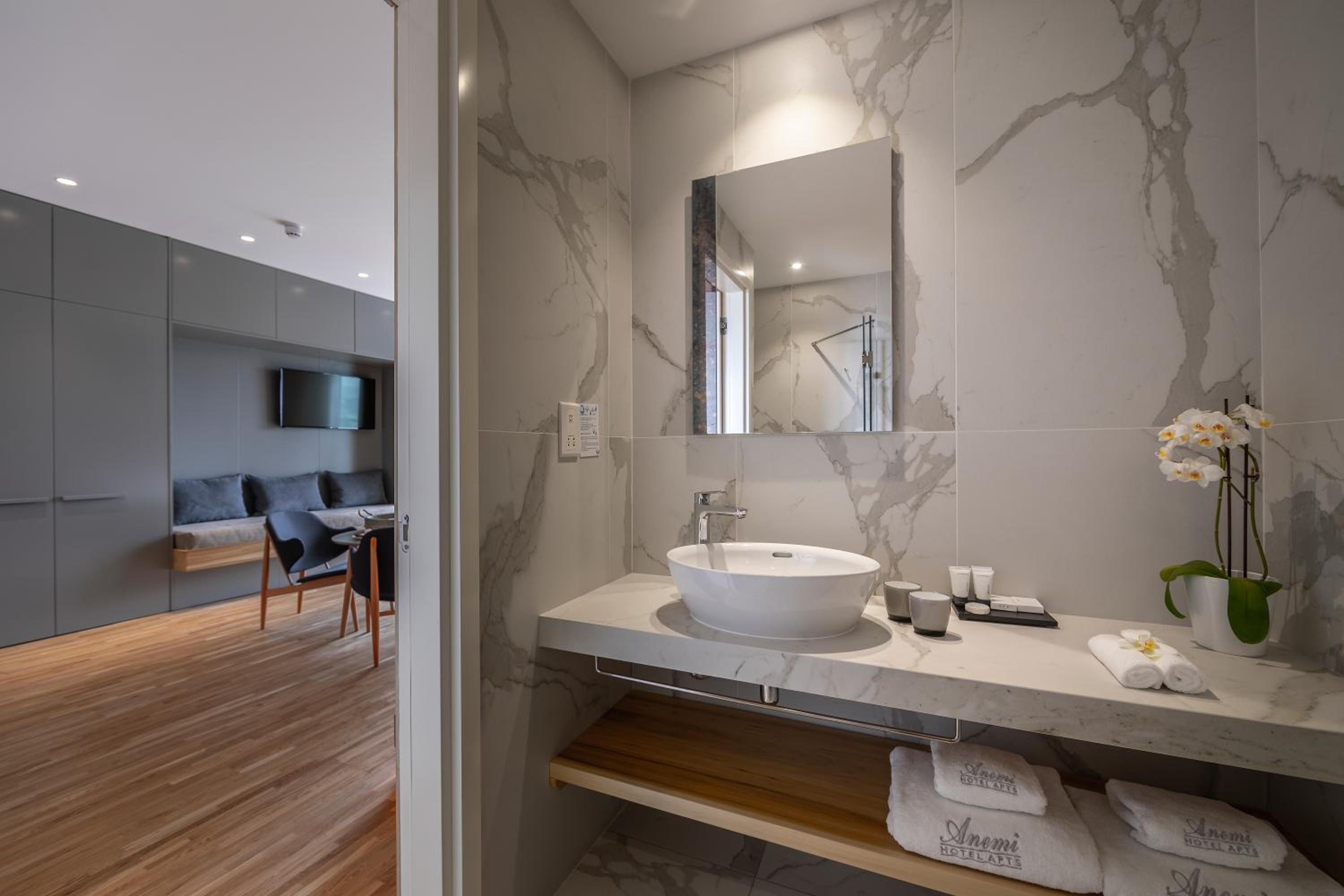 Executive Suite - Photo 2