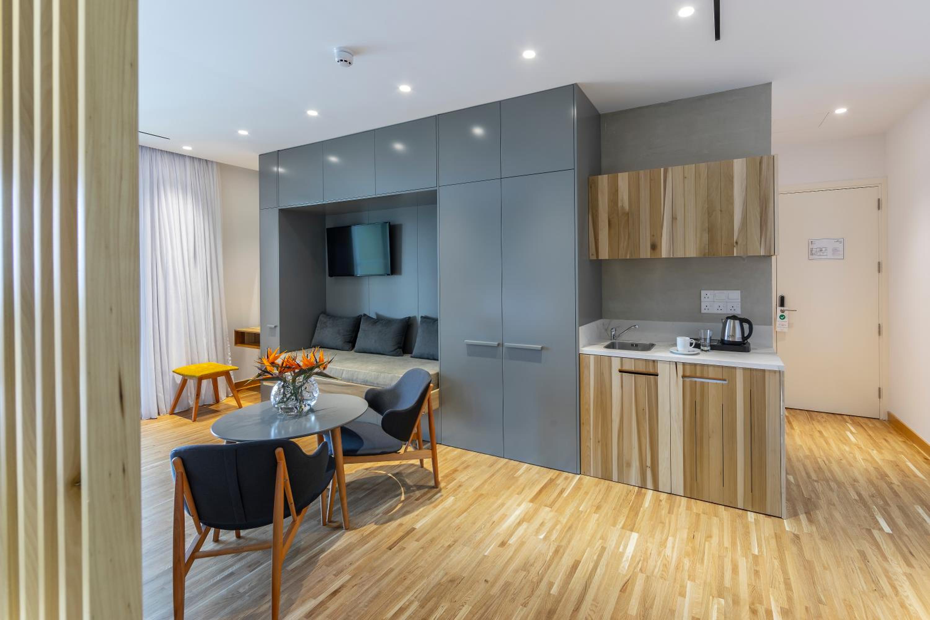 Executive Suite - Photo 1
