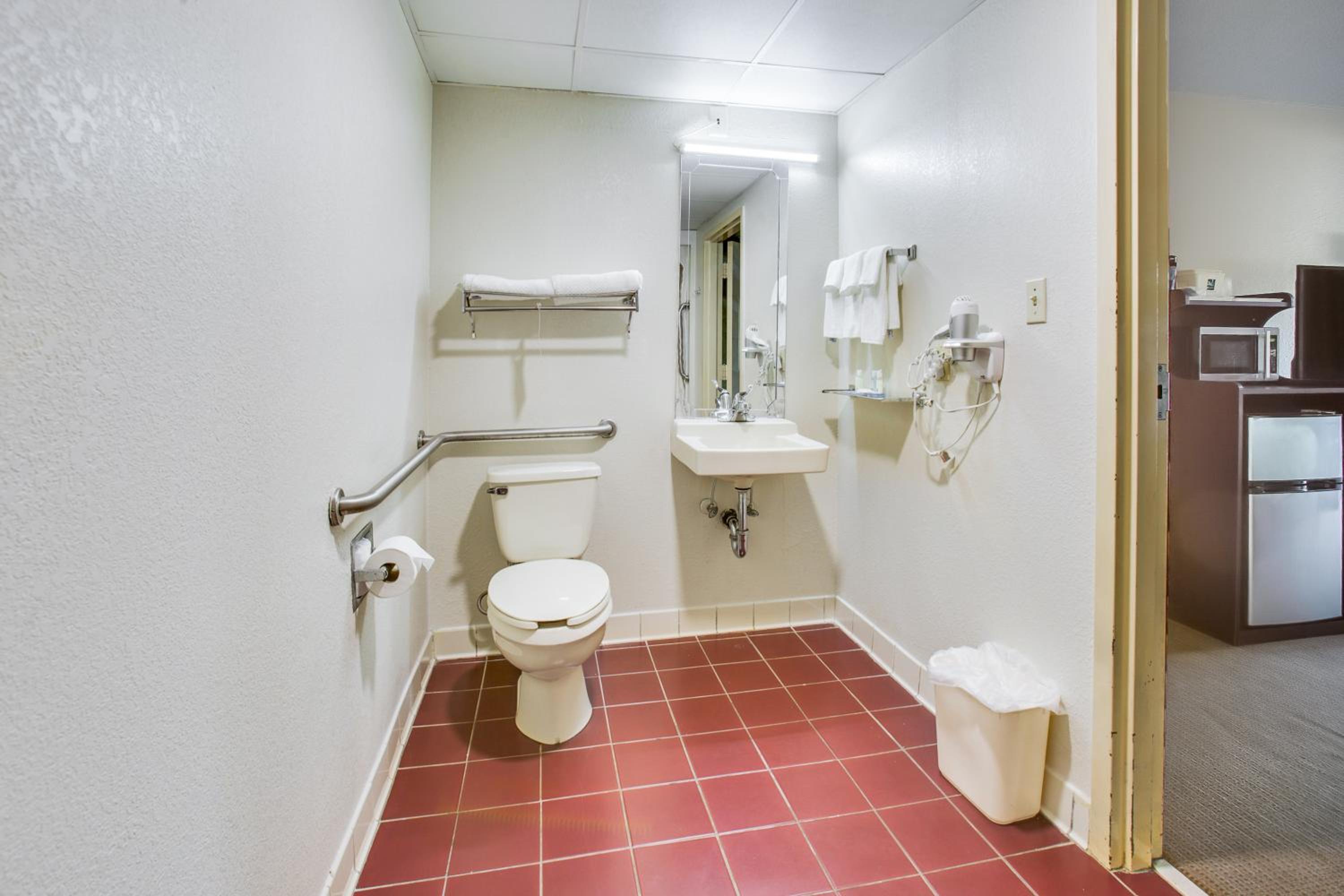 King Room with Roll-In Shower - Accessible/Non-Smoking - Photo 4