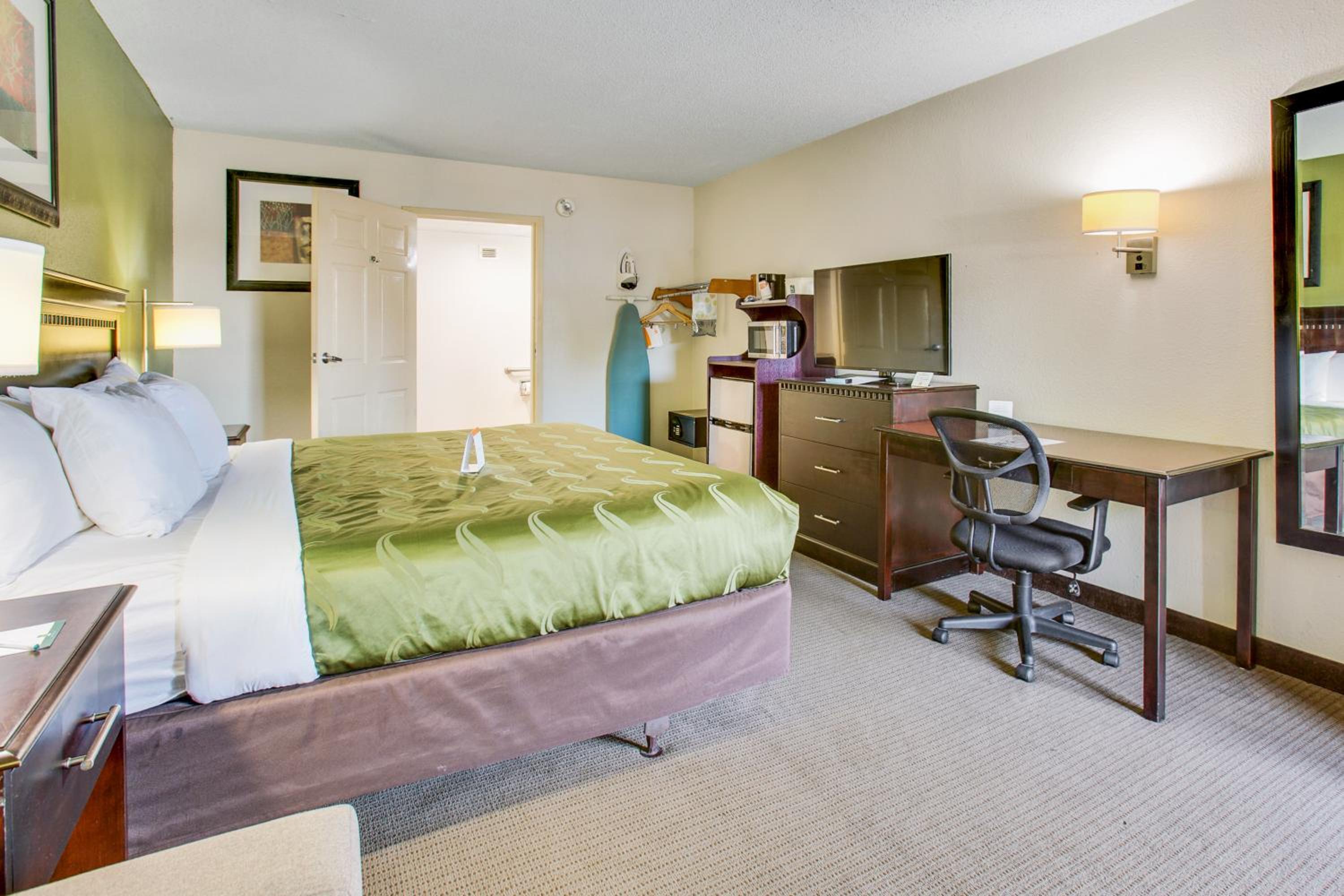 King Room with Roll-In Shower - Accessible/Non-Smoking - Photo 1