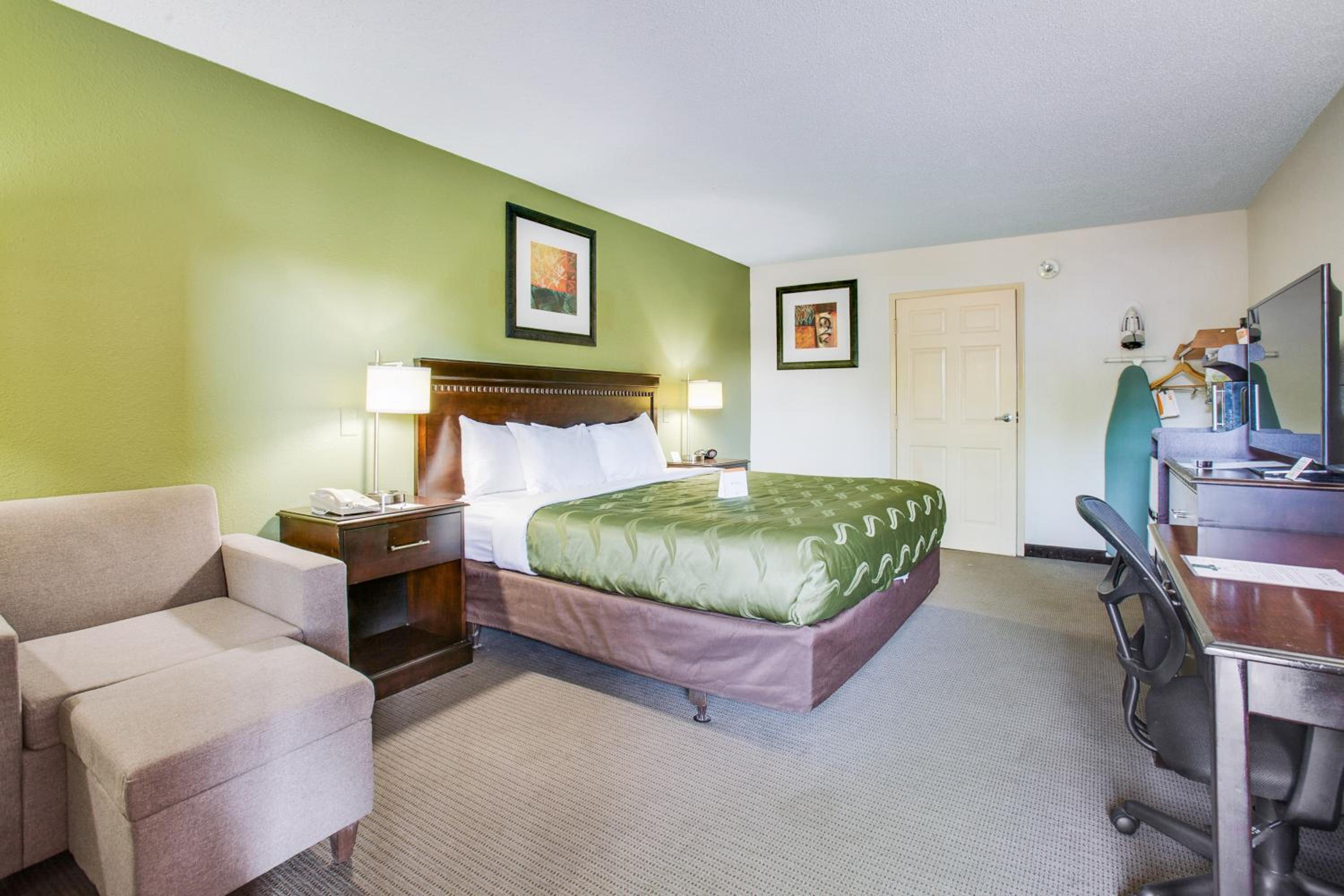 King Room with Roll-In Shower - Accessible/Non-Smoking - Photo 3