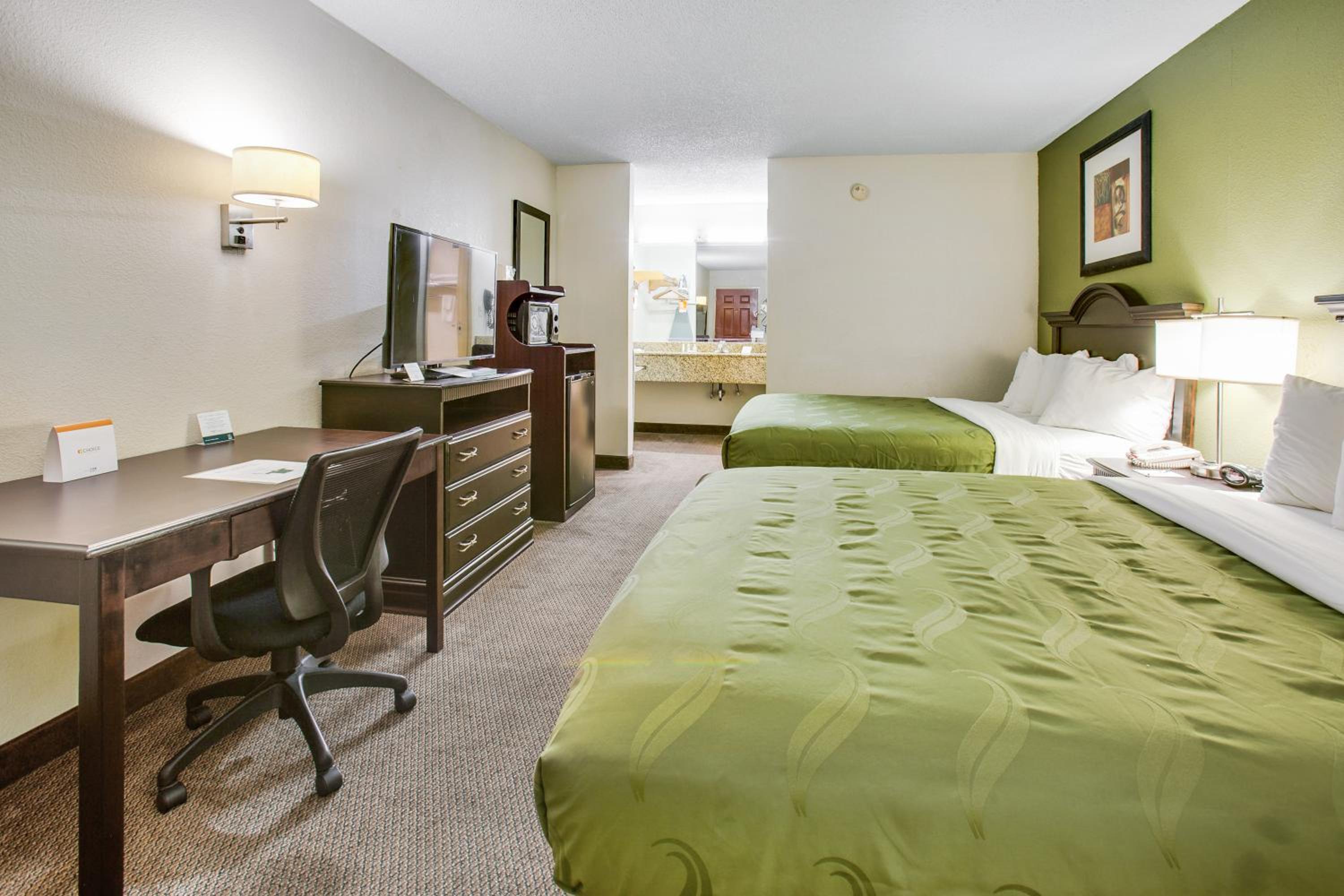 Queen Room with Two Queen Beds - Non-Smoking - Photo 10