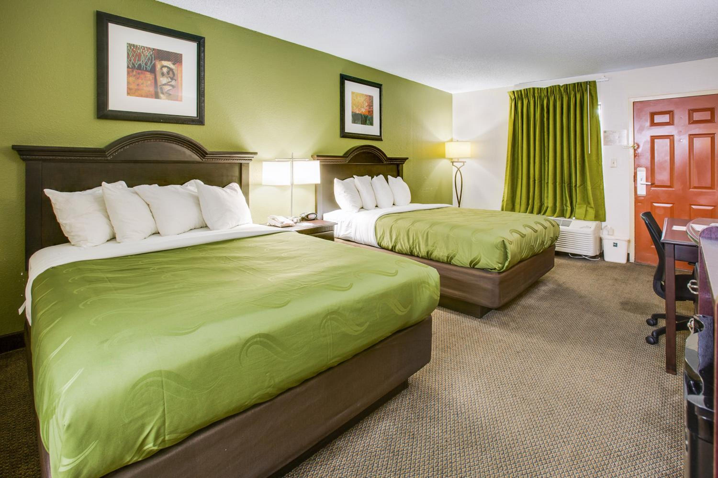 Queen Room with Two Queen Beds - Non-Smoking - Photo 9