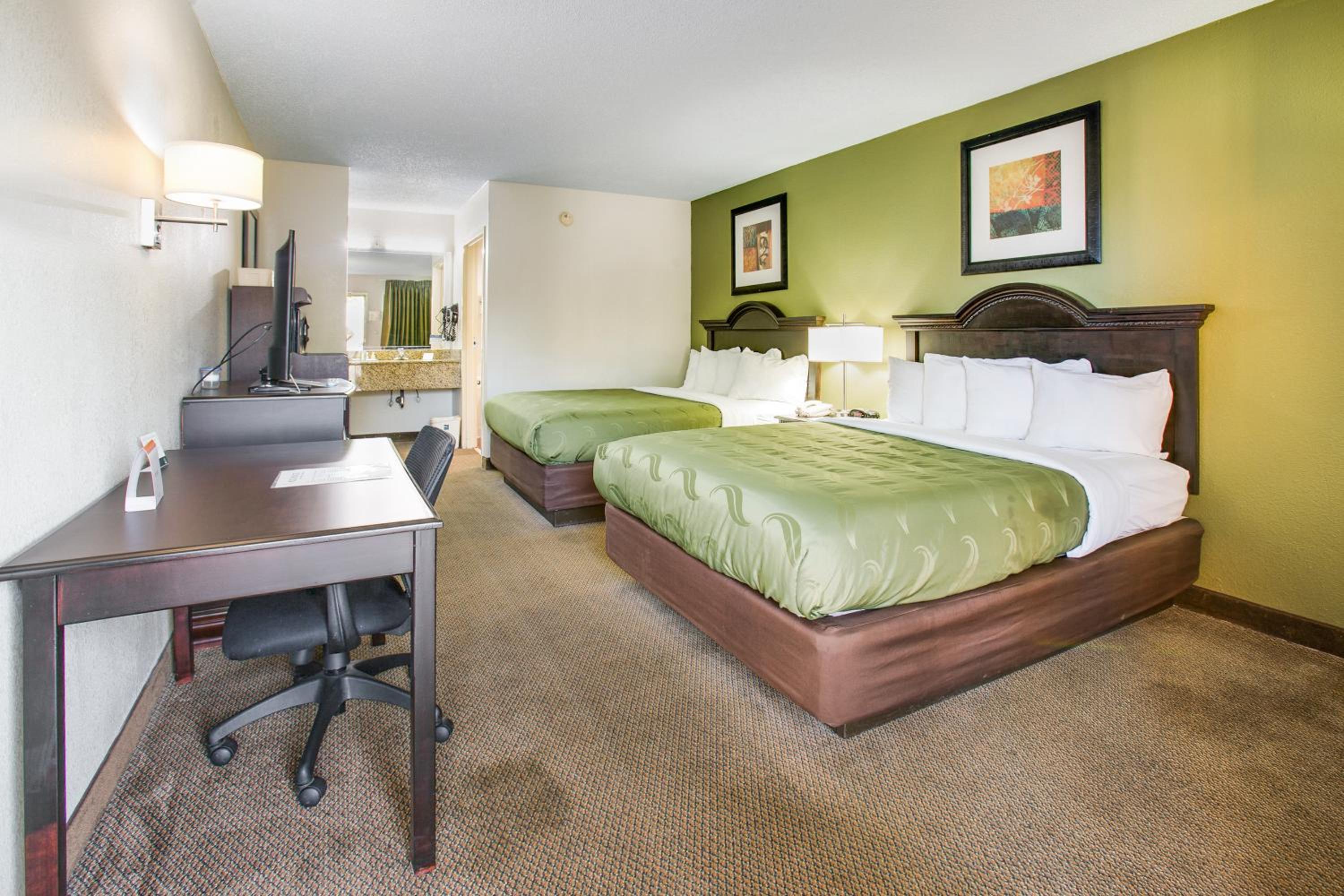 Queen Room with Two Queen Beds - Non-Smoking - Photo 7