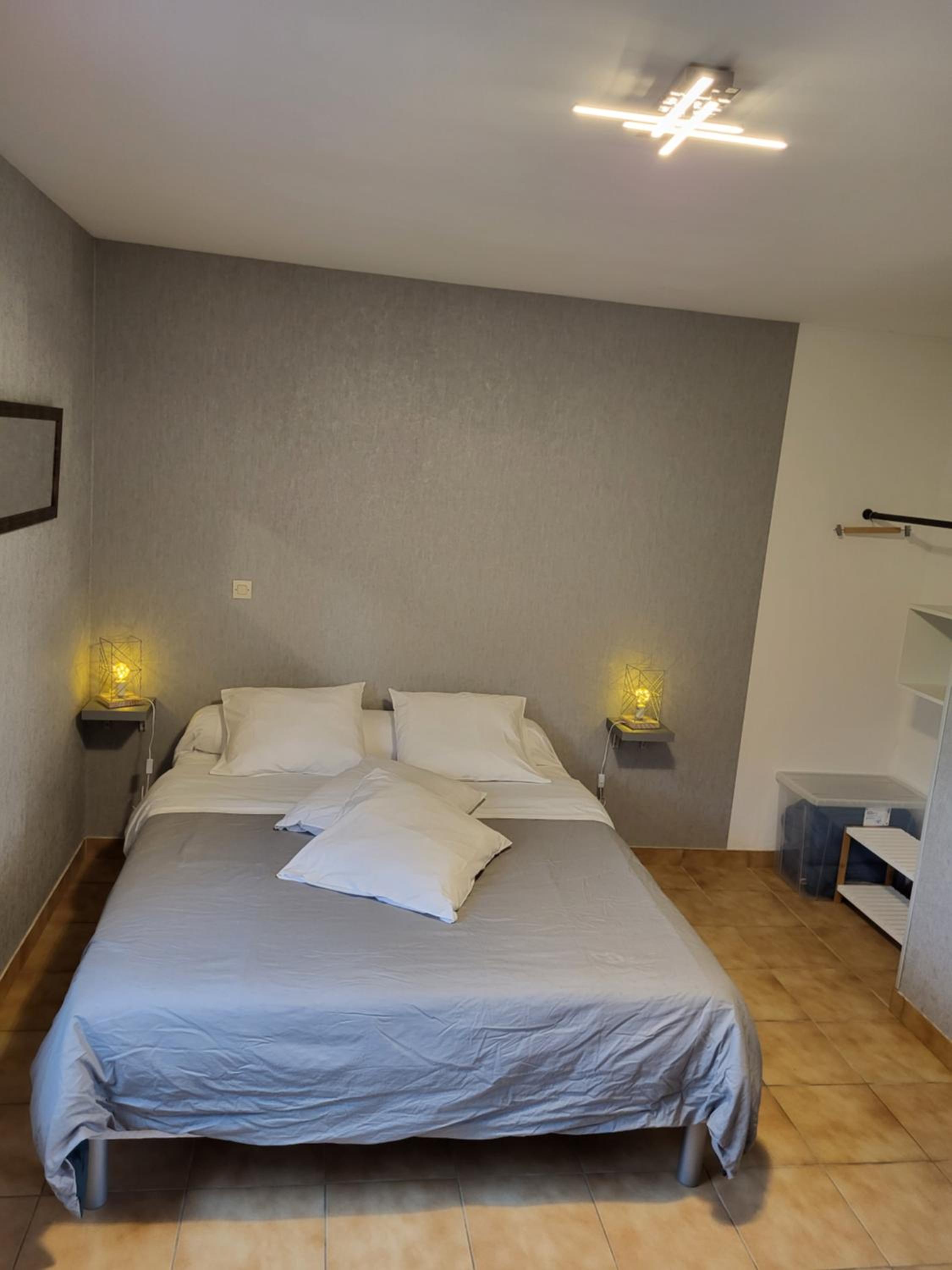 Quadruple Room with Bathroom - Photo 5