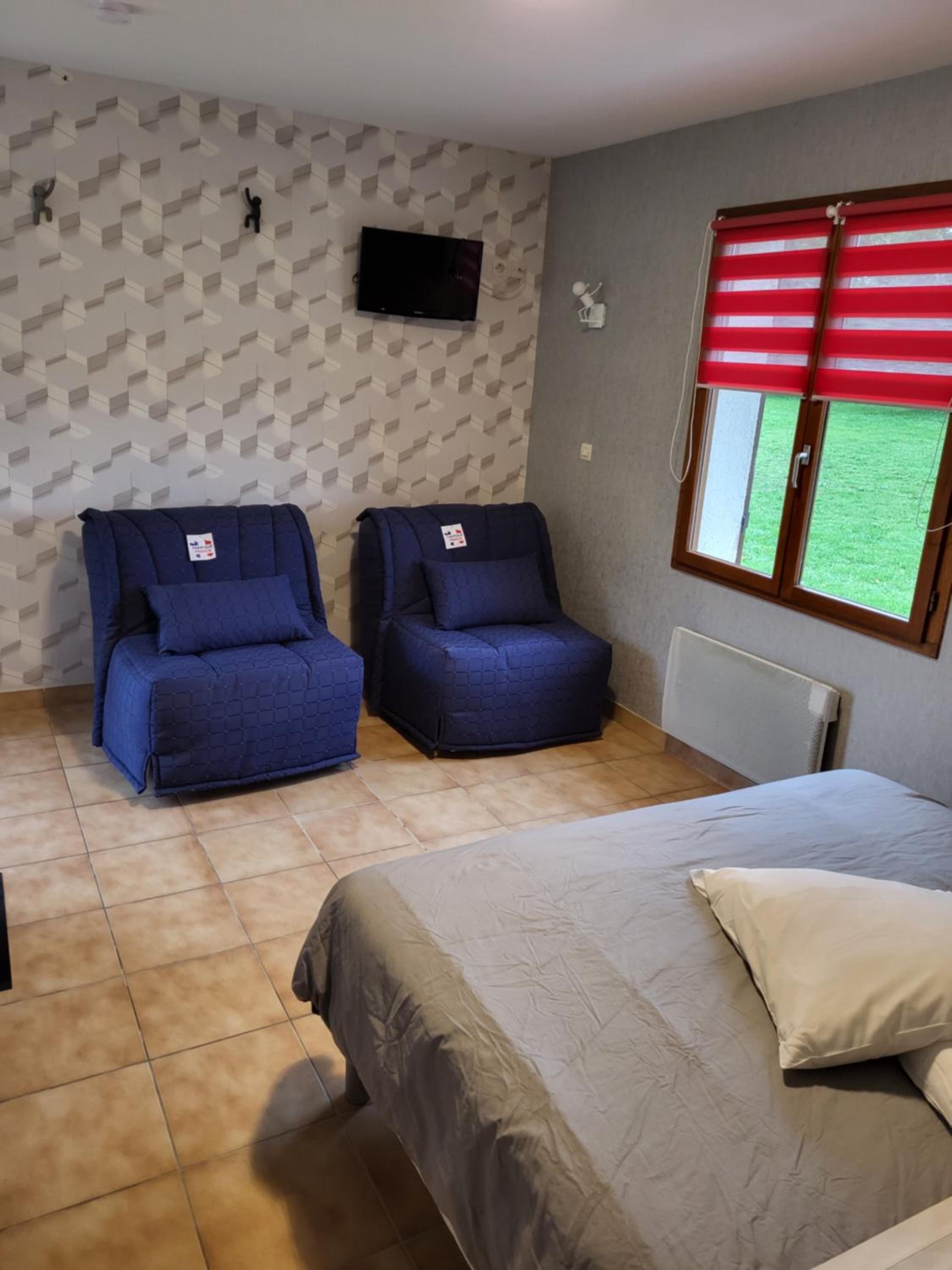Quadruple Room with Bathroom - Photo 1