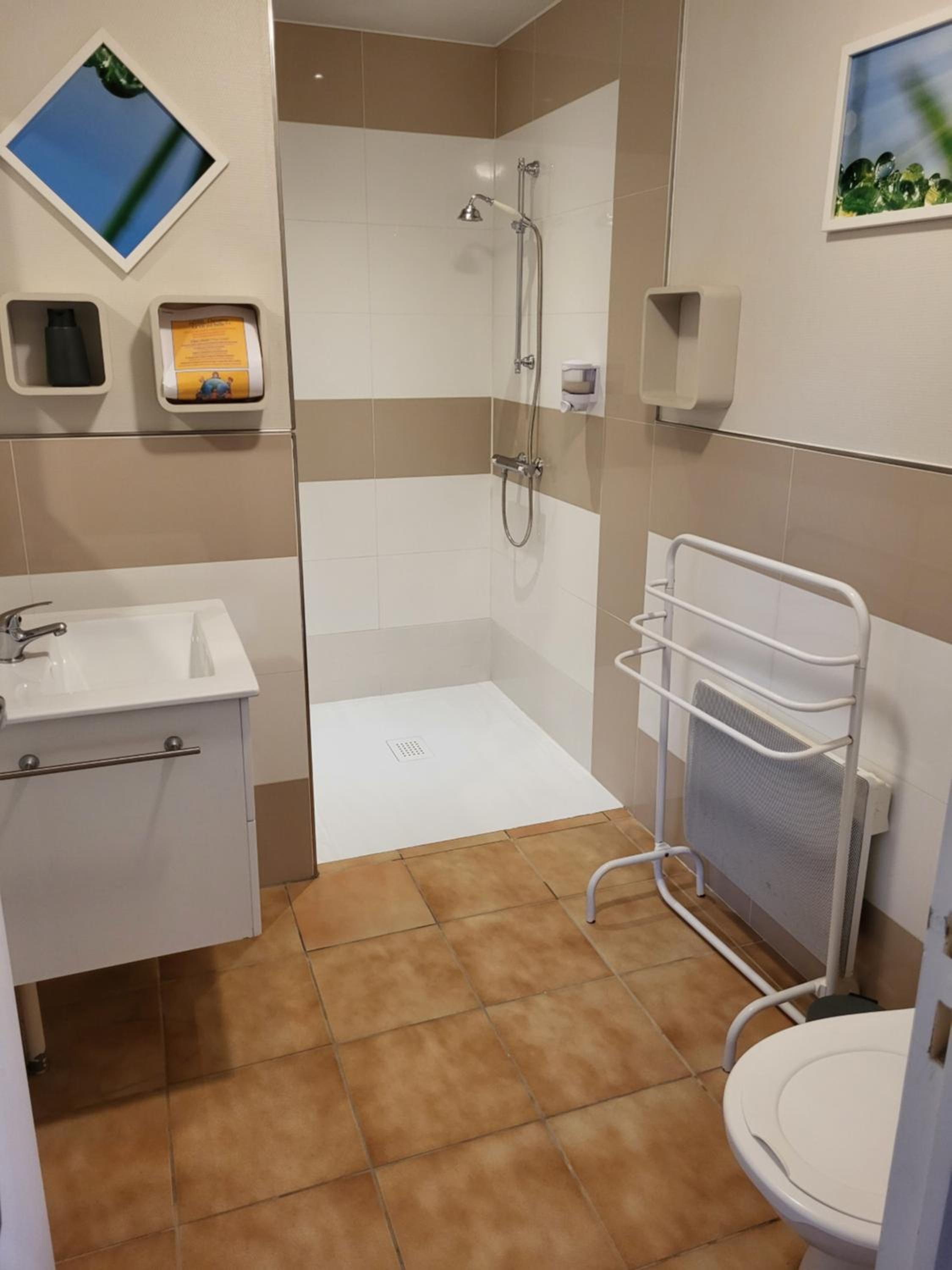 Quadruple Room with Bathroom - Photo 2