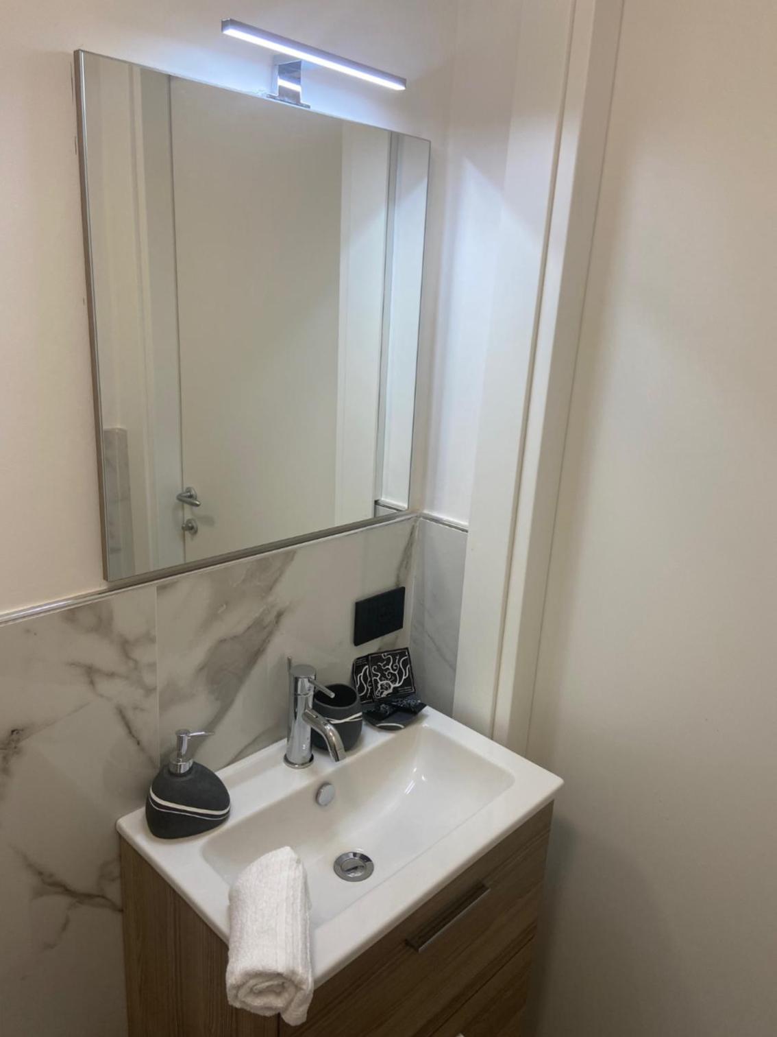Double Room with Private Bathroom - Photo 8