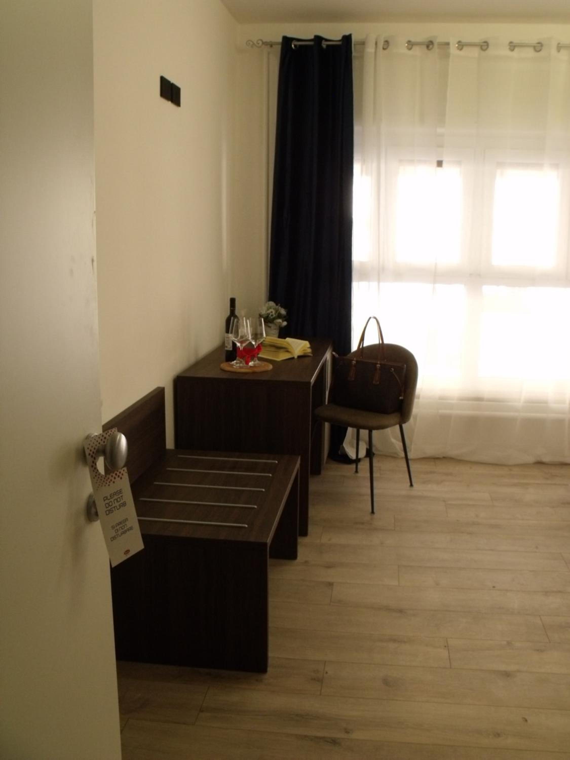 Double Room with Private Bathroom - Photo 9