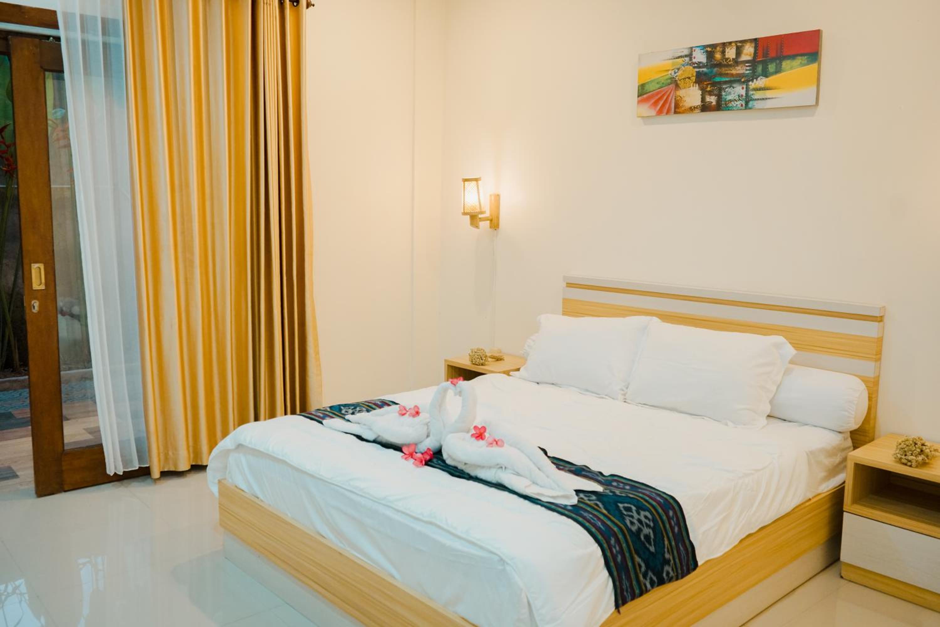 Deluxe King Room - Photo 9