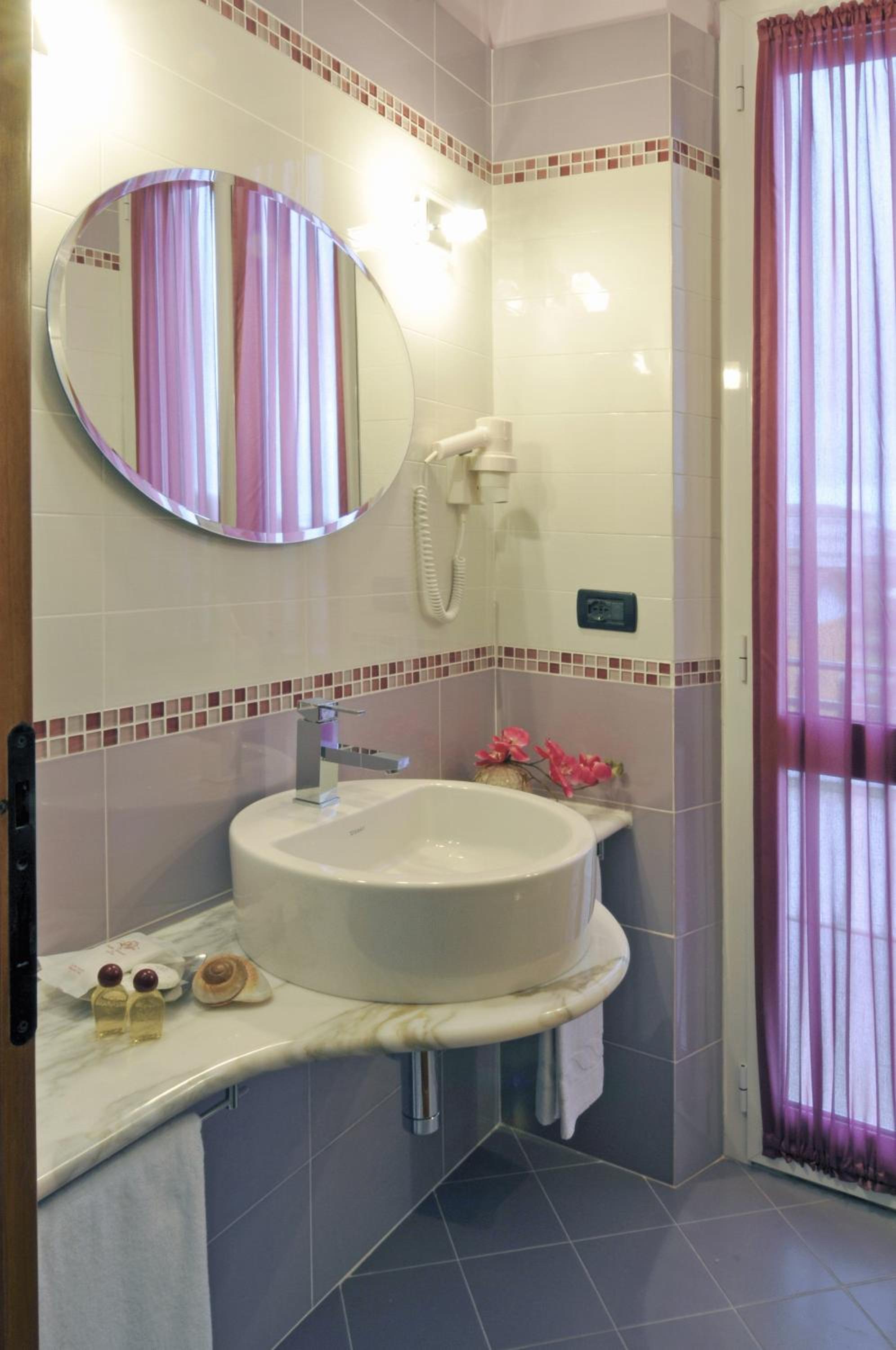 Double or Twin Room with Balcony - Photo 6