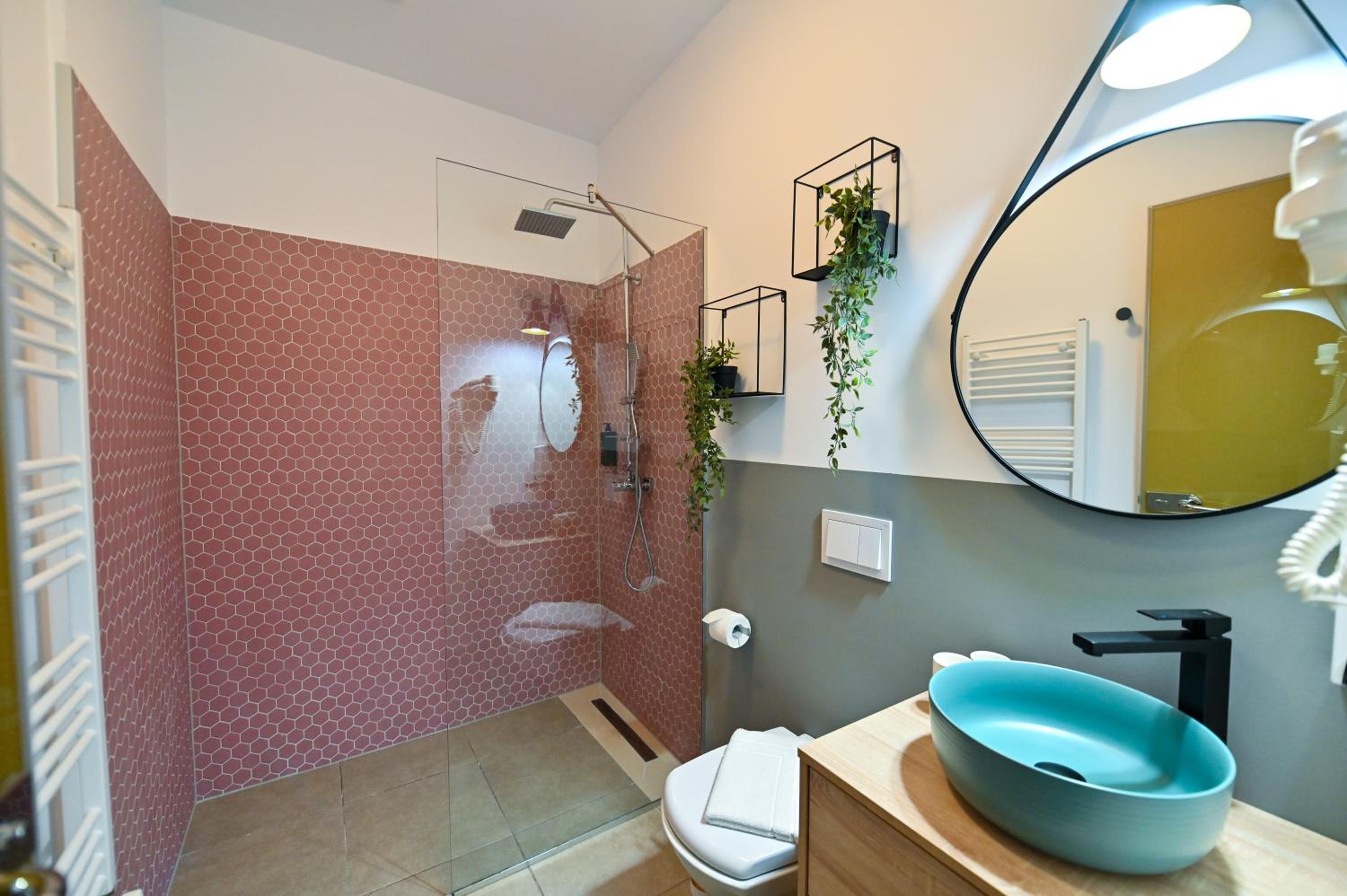 Standard Double Room - Photo 11