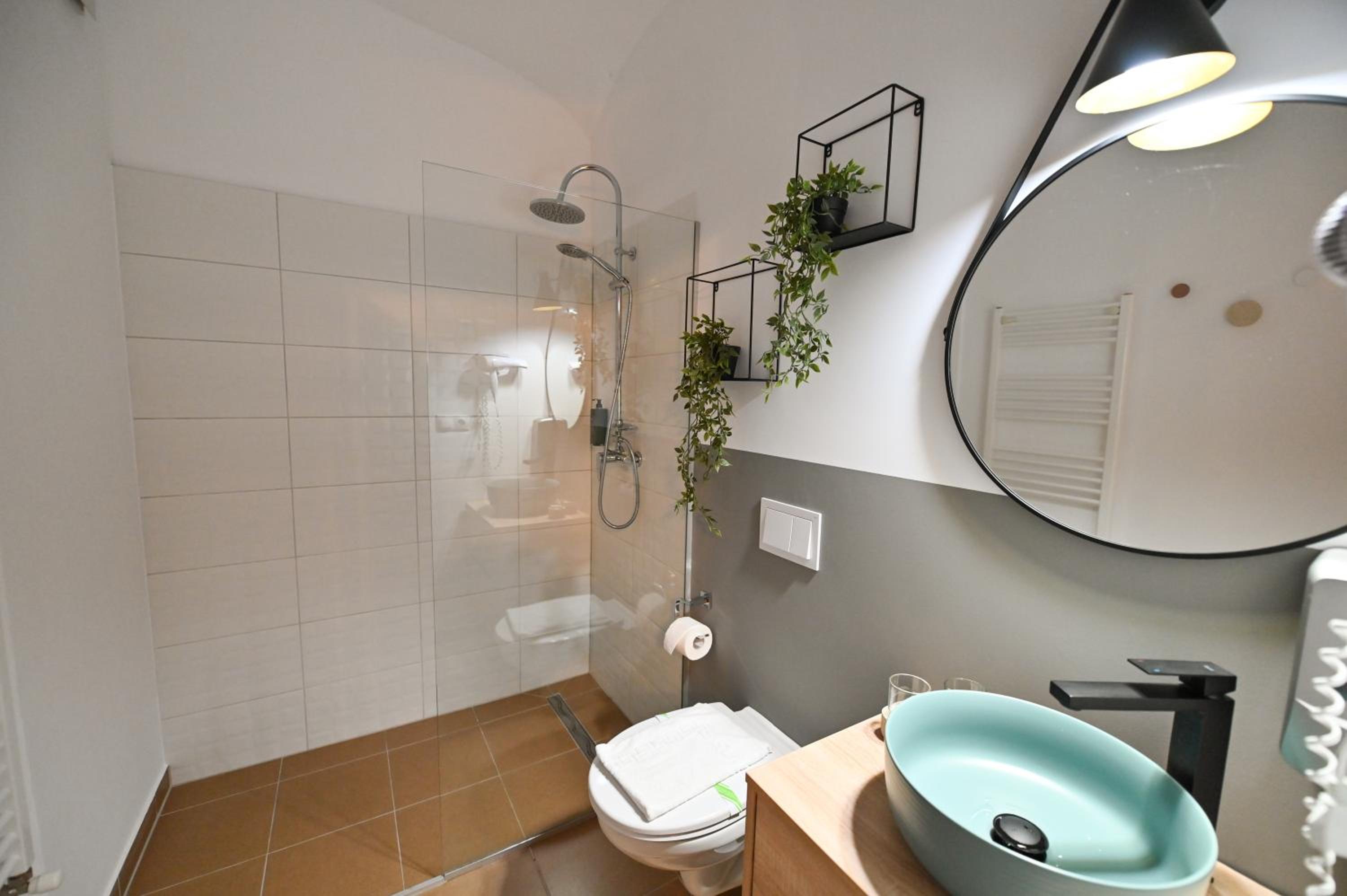 Standard Double Room - Photo 8