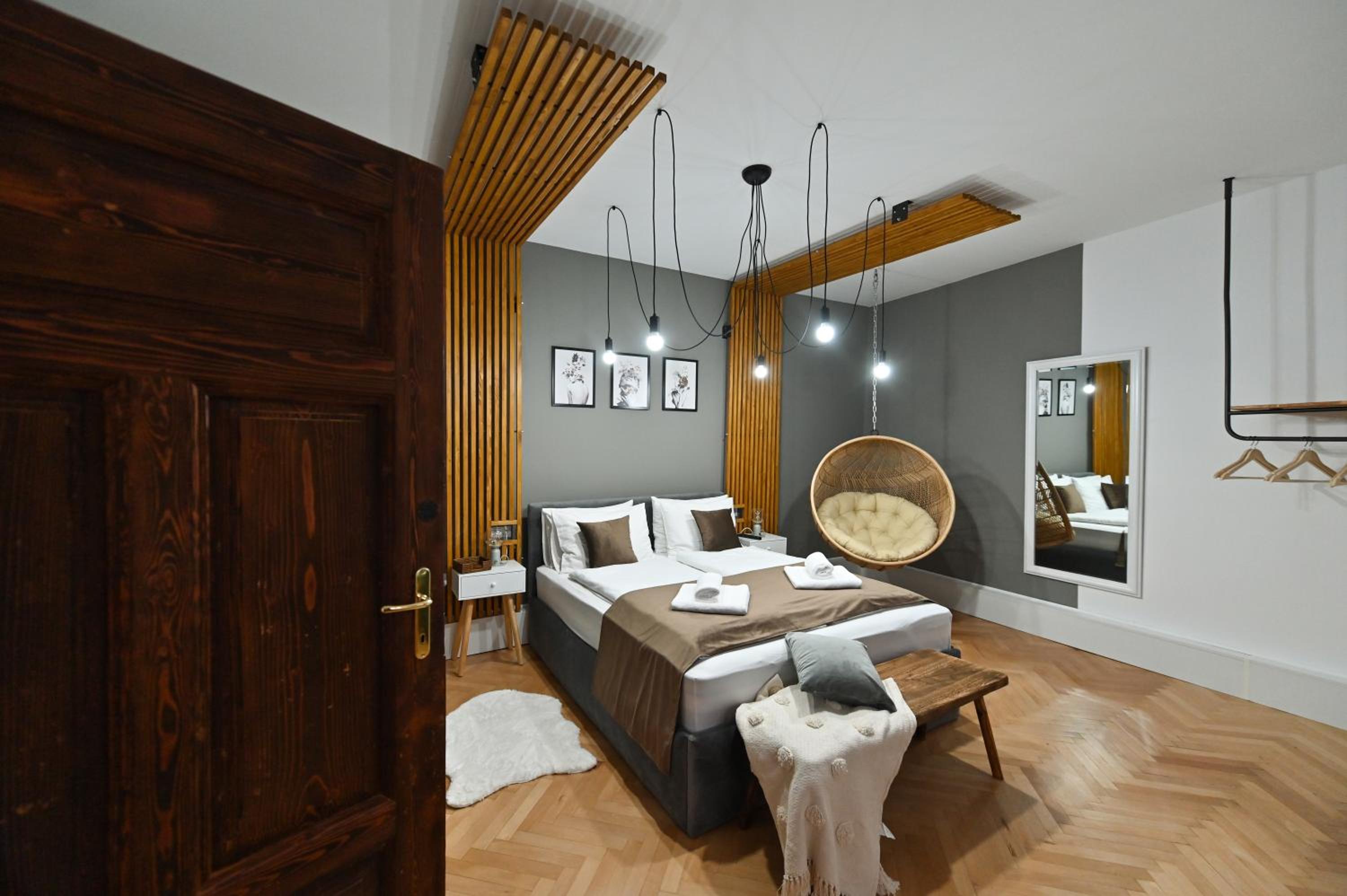 Superior King Room - Photo 25